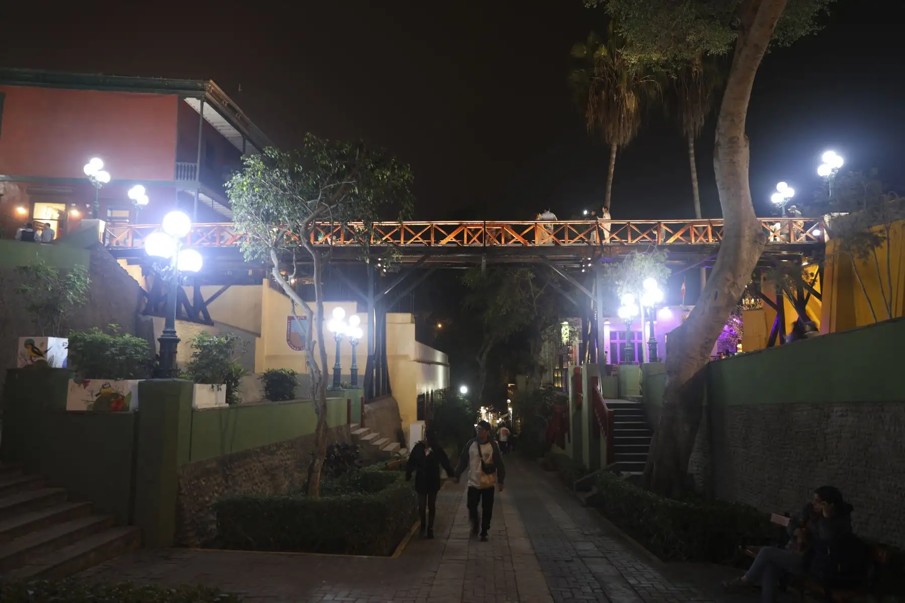 Tras seis meses de trabajos de conservación, se reabrió al tránsito peatonal el histórico Puente de los Suspiros, que cumplió 150 años. La intervención permitió recuperar uno de los principales atractivos turísticos y culturales de Barranco y Lima, que volvió a estar a disposición de vecinos y miles de visitantes, preservando su valor patrimonial y tradicional. Foto: ANDINA/Jhonel Rodríguez Robles