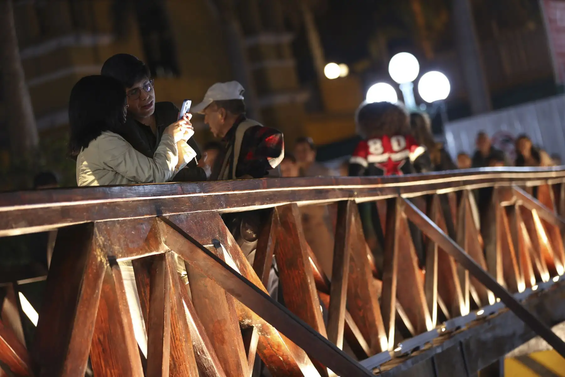 Tras seis meses de trabajos de conservación, se reabrió al tránsito peatonal el histórico Puente de los Suspiros, que cumplió 150 años. La intervención permitió recuperar uno de los principales atractivos turísticos y culturales de Barranco y Lima, que volvió a estar a disposición de vecinos y miles de visitantes, preservando su valor patrimonial y tradicional. Foto: ANDINA/Jhonel Rodríguez Robles