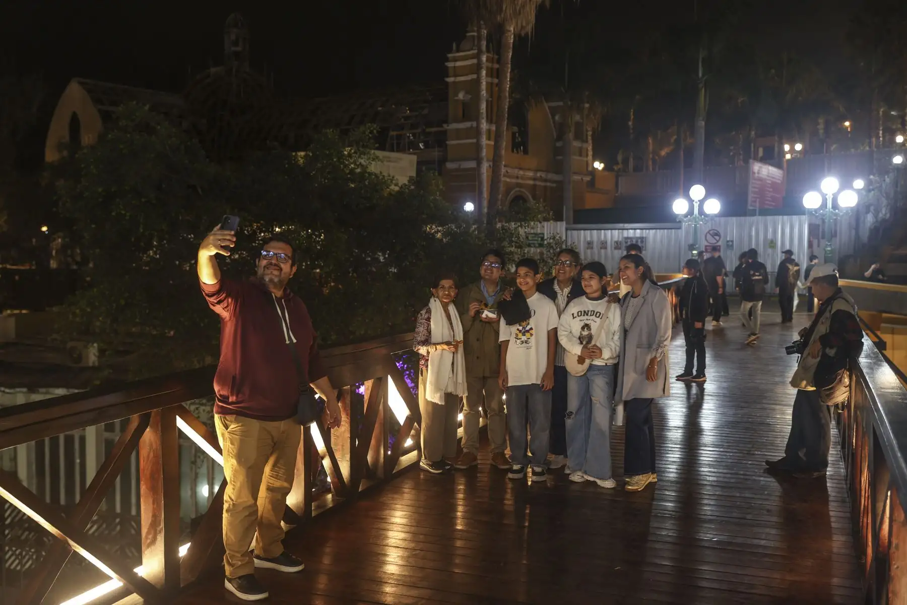 Tras seis meses de trabajos de conservación, se reabrió al tránsito peatonal el histórico Puente de los Suspiros, que cumplió 150 años. La intervención permitió recuperar uno de los principales atractivos turísticos y culturales de Barranco y Lima, que volvió a estar a disposición de vecinos y miles de visitantes, preservando su valor patrimonial y tradicional. Foto: ANDINA/Jhonel Rodríguez Robles