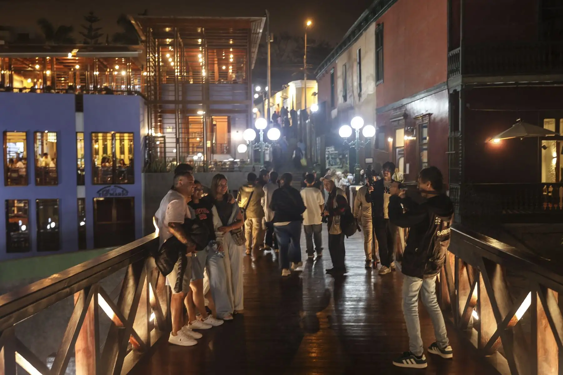 Tras seis meses de trabajos de conservación, se reabrió al tránsito peatonal el histórico Puente de los Suspiros, que cumplió 150 años. La intervención permitió recuperar uno de los principales atractivos turísticos y culturales de Barranco y Lima, que volvió a estar a disposición de vecinos y miles de visitantes, preservando su valor patrimonial y tradicional. Foto: ANDINA/Jhonel Rodríguez Robles