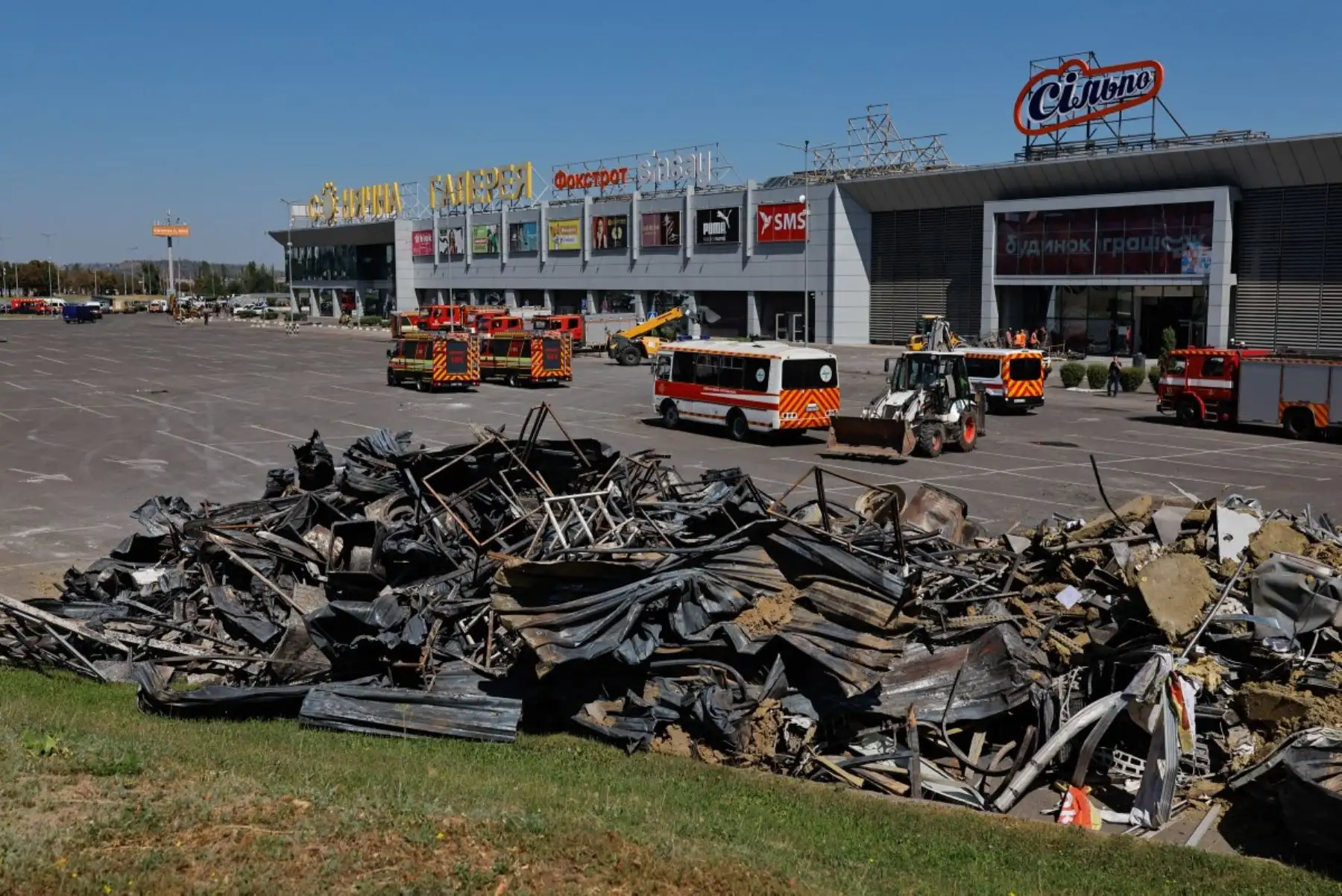 Esta fotografía muestra un centro comercial dañado tras un ataque ruso en Kryvyi Rih, el 22 de agosto de 2026, en el contexto de la invasión rusa de Ucrania. Foto: AFP
