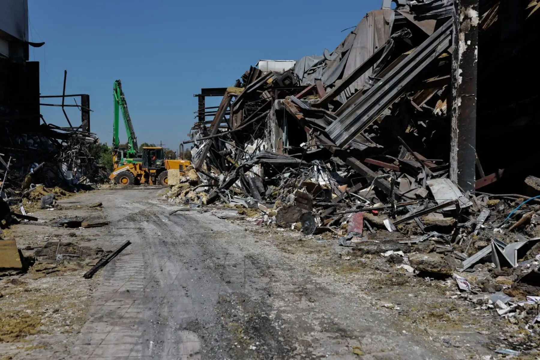 Esta fotografía muestra un centro comercial dañado tras un ataque ruso en Kryvyi Rih, el 22 de agosto de 2026, en el contexto de la invasión rusa de Ucrania.
Drones rusos impactaron contra un concurrido centro comercial en el este de Ucrania, causando la muerte de 16 personas en un ataque que el presidente Volodymyr Zelensky condenó como "cínico y despreciable". Foto: AFP