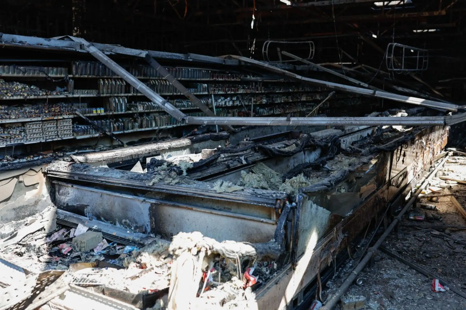 Esta fotografía muestra un centro comercial dañado tras un ataque ruso en Kryvyi Rih, el 22 de agosto de 2026, en el contexto de la invasión rusa de Ucrania.
Drones rusos impactaron contra un concurrido centro comercial en el este de Ucrania, causando la muerte de 16 personas en un ataque que el presidente Volodymyr Zelensky condenó como "cínico y despreciable". Foto: AFP