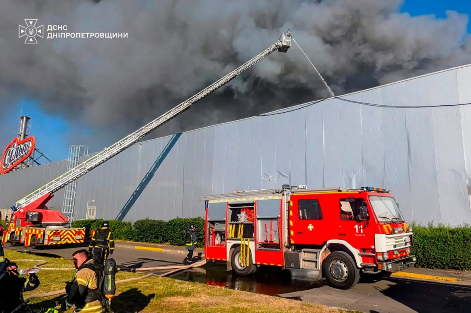 Esta fotografía, distribuida por el Servicio Estatal de Emergencias de Ucrania, muestra a bomberos participando en las labores de extinción de un incendio en un centro comercial dañado tras un ataque ruso en Kryvyi Rih, en el contexto de la invasión rusa de Ucrania. Foto: AFP