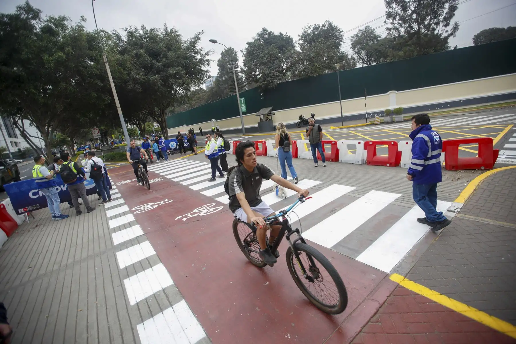 Esta mañana, la Autoridad de Transporte Urbano para Lima y Callao (ATU) dio inicio a la operación de este importante proyecto que busca ordenar el tránsito y mejorar el servicio del corredor Azul, en beneficio de más de 70 000 usuarios al día. Foto: ANDINA/Ricardo Cuba