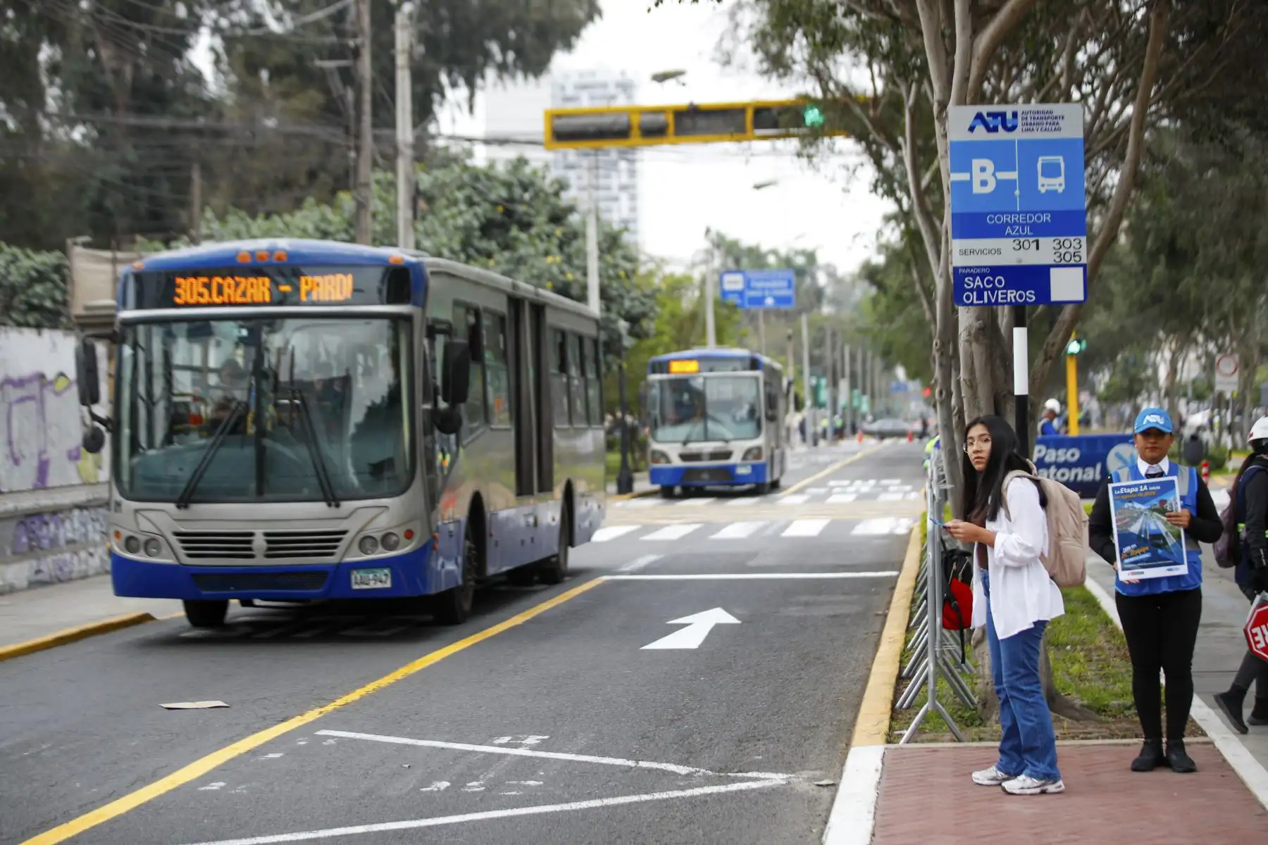 Entre los principales cambios en la av. Arequipa destacan el carril exclusivo bidireccional para los buses del corredor Azul, la ubicación de dos paraderos en el separador central para un embarque y desembarque más ordenado y seguro, la continuidad y mejora de la ciclovía y pasos peatonales, entre otros. Foto: ANDINA/Ricardo Cuba