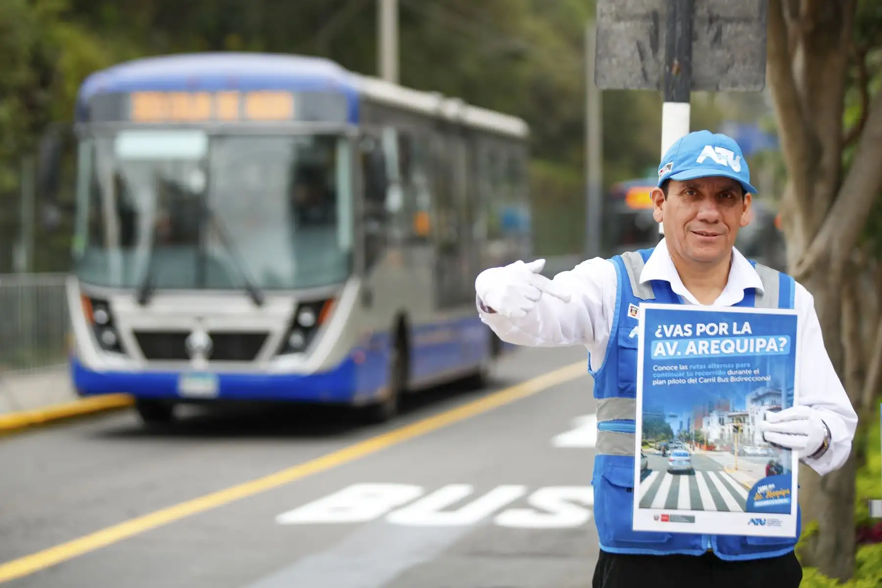 Durante las últimas semanas, la ATU viene realizando una intensa y continua etapa educativa y de sensibilización dirigida a los peatones, ciclistas, vecinos, conductores de autos particulares y usuarios sobre los cambios en la vía y las medidas de seguridad para una implementación ordenada y segura. Foto: ANDINA/Ricardo Cuba