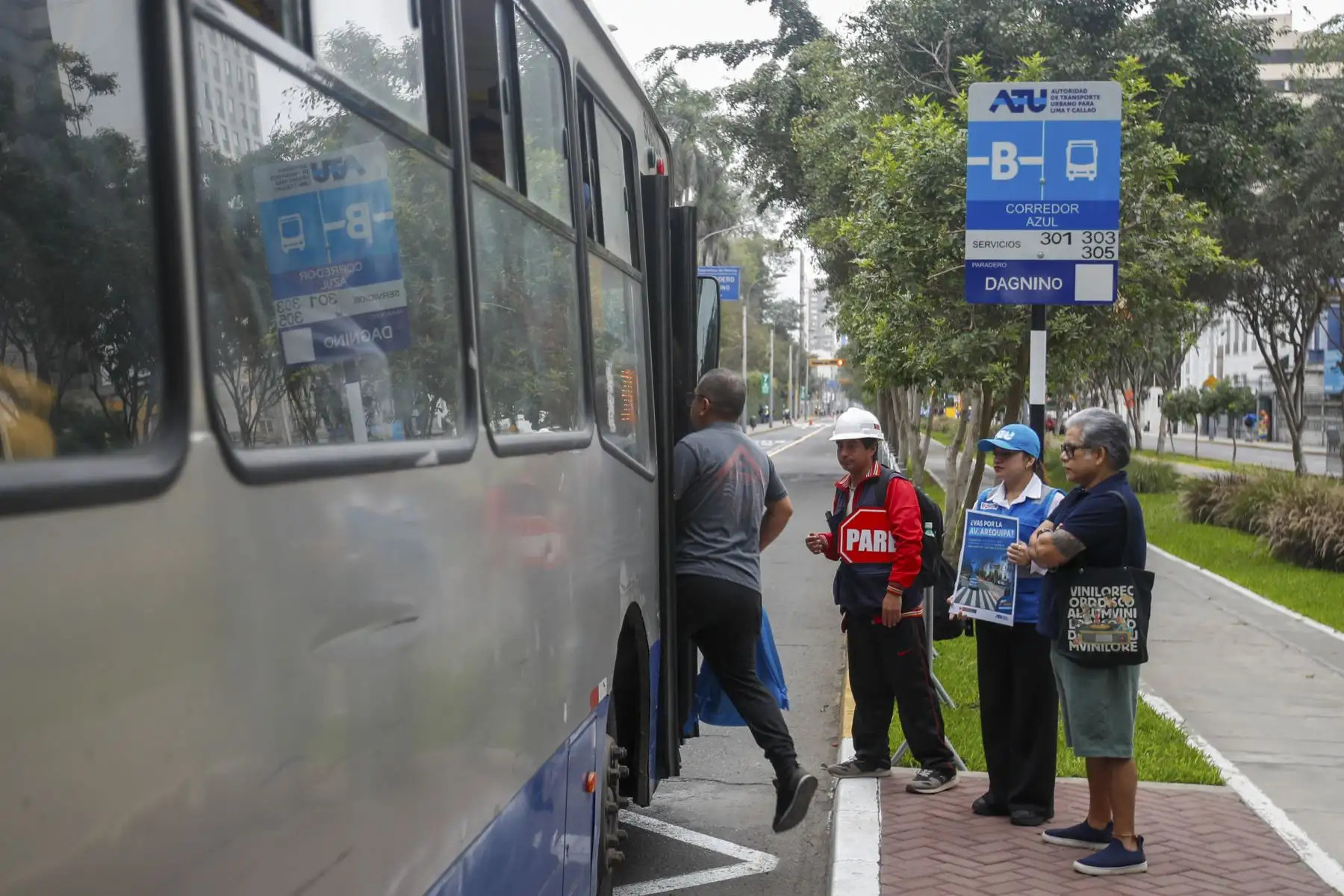 En esta etapa 1, la zona intervenida comprende un tramo de 1.5 kilómetros en las avenidas Garcilaso de la Vega y Arequipa, entre la av. 9 de Diciembre (Paseo Colón) y la calle Emilio Fernández en el Centro de Lima. Los buses del corredor Azul circularán en ambas direcciones por el carril con sentido hacia el centro de Lima, mientras que el otro carril será utilizado por vehículos particulares hacia Miraflores. Foto: ANDINA/Ricardo Cuba