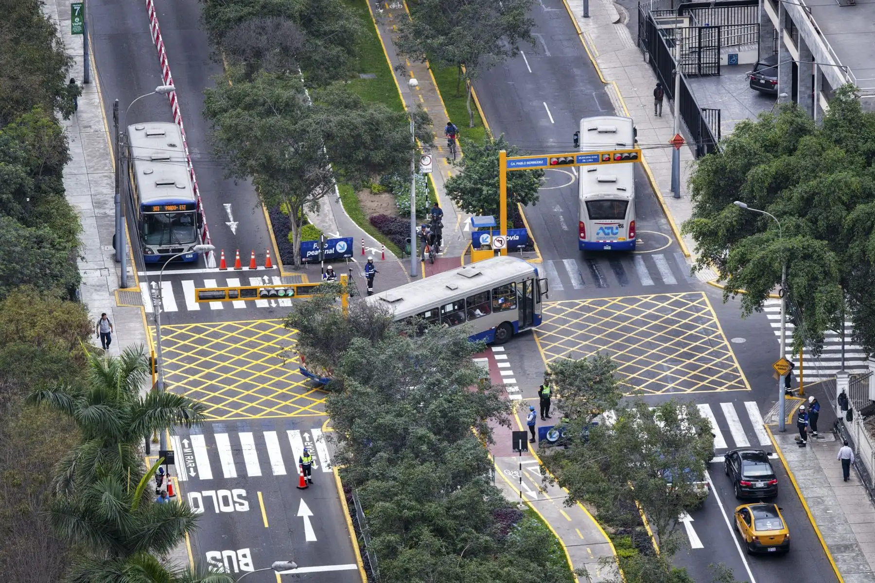 Asimismo, se ha capacitado a los conductores del corredor Azul en manejo defensivo, puntos ciegos, prevención de riesgos y habilidades blandas para adaptarse a la nueva circulación en la av. Arequipa. De manera adicional, se dispuso de material informativo como afiches, posteras, volantes, entre otros, para reforzar la comunicación. Foto: ANDINA/Ricardo Cuba