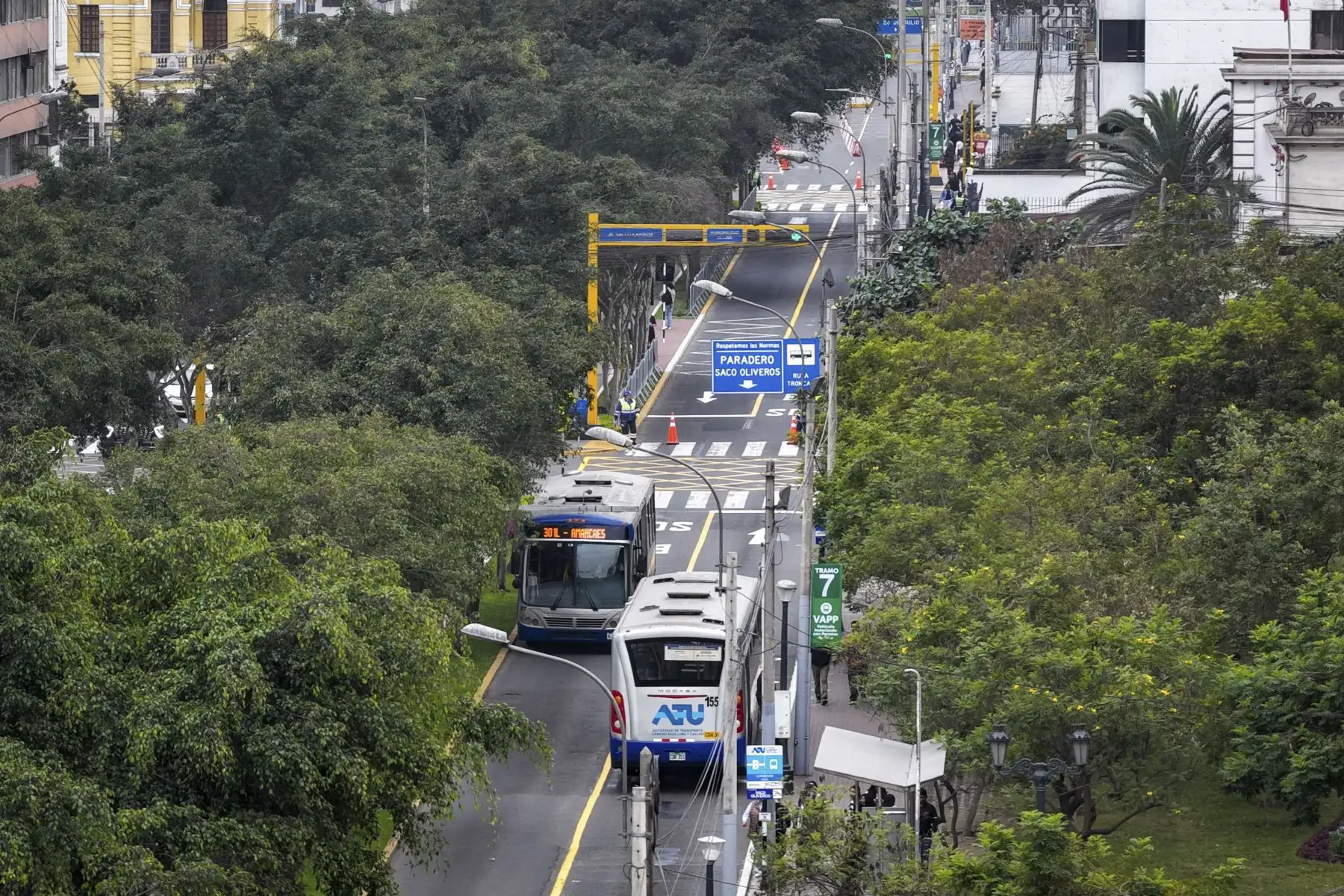 La implementación se concreta luego de varias semanas de orientación a los usuarios, peatones, ciclistas, operadores, conductores de vehículos particulares y residentes de la zona intervenida. Foto: ANDINA/Ricardo Cuba