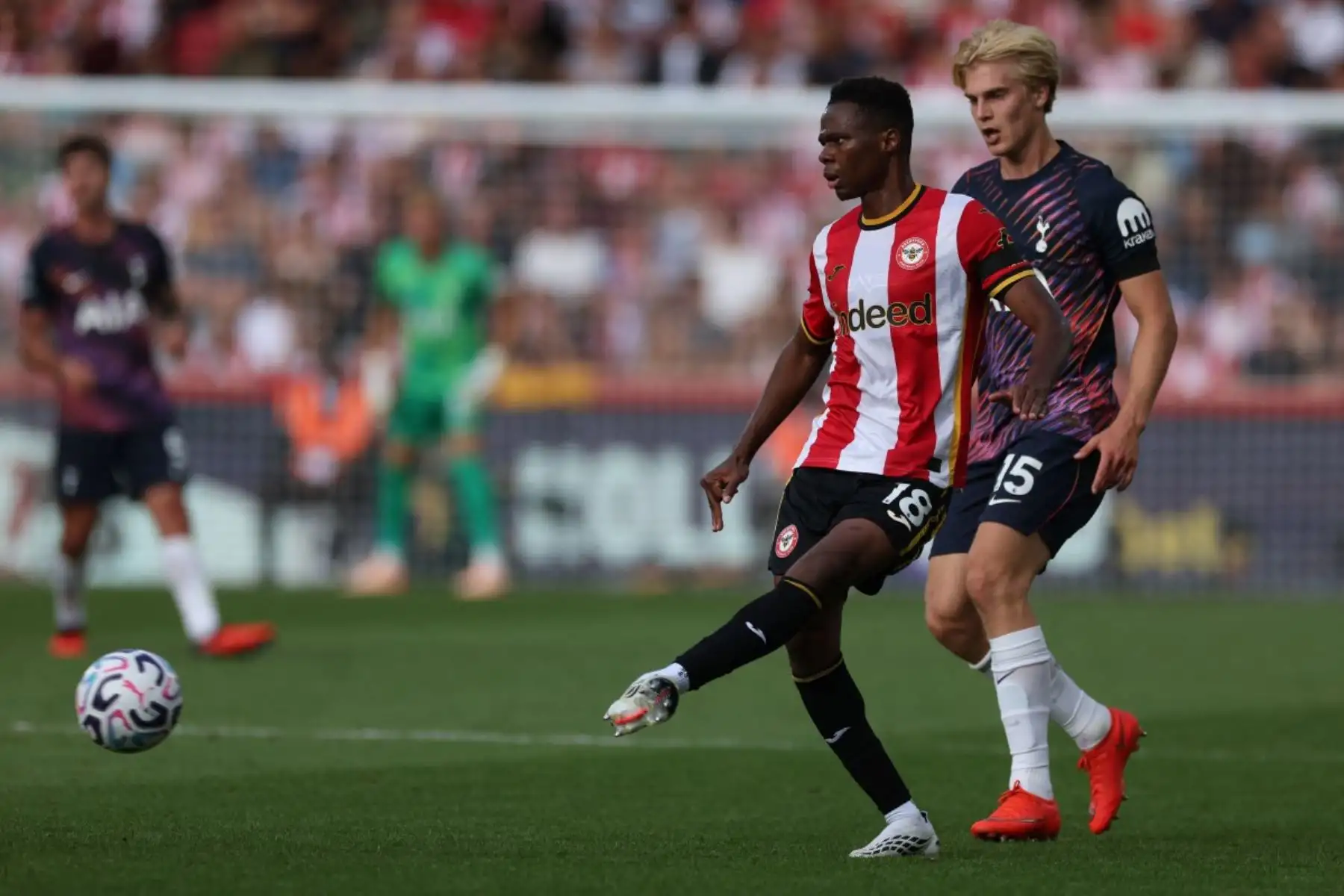 El centrocampista maliense del Brentford, número 18, Mamadou Sangare, pasa el balón durante el partido de fútbol de la Premier League inglesa entre el Brentford y el Tottenham Hotspur en el Gtech Community Stadium de Londres el 22 de agosto de 2026. (Foto de Adrian Dennis / AFP)