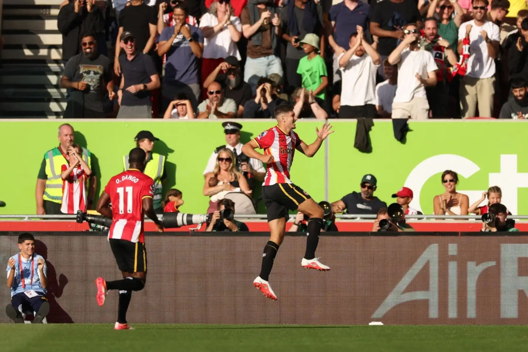 El centrocampista alemán del Brentford, Vitaly Janelt, número 27, celebra el segundo gol del equipo durante el partido de la Premier League inglesa entre el Brentford y el Tottenham Hotspur en el Gtech Community Stadium de Londres el 22 de agosto de 2026. (Foto de Adrian Dennis / AFP)