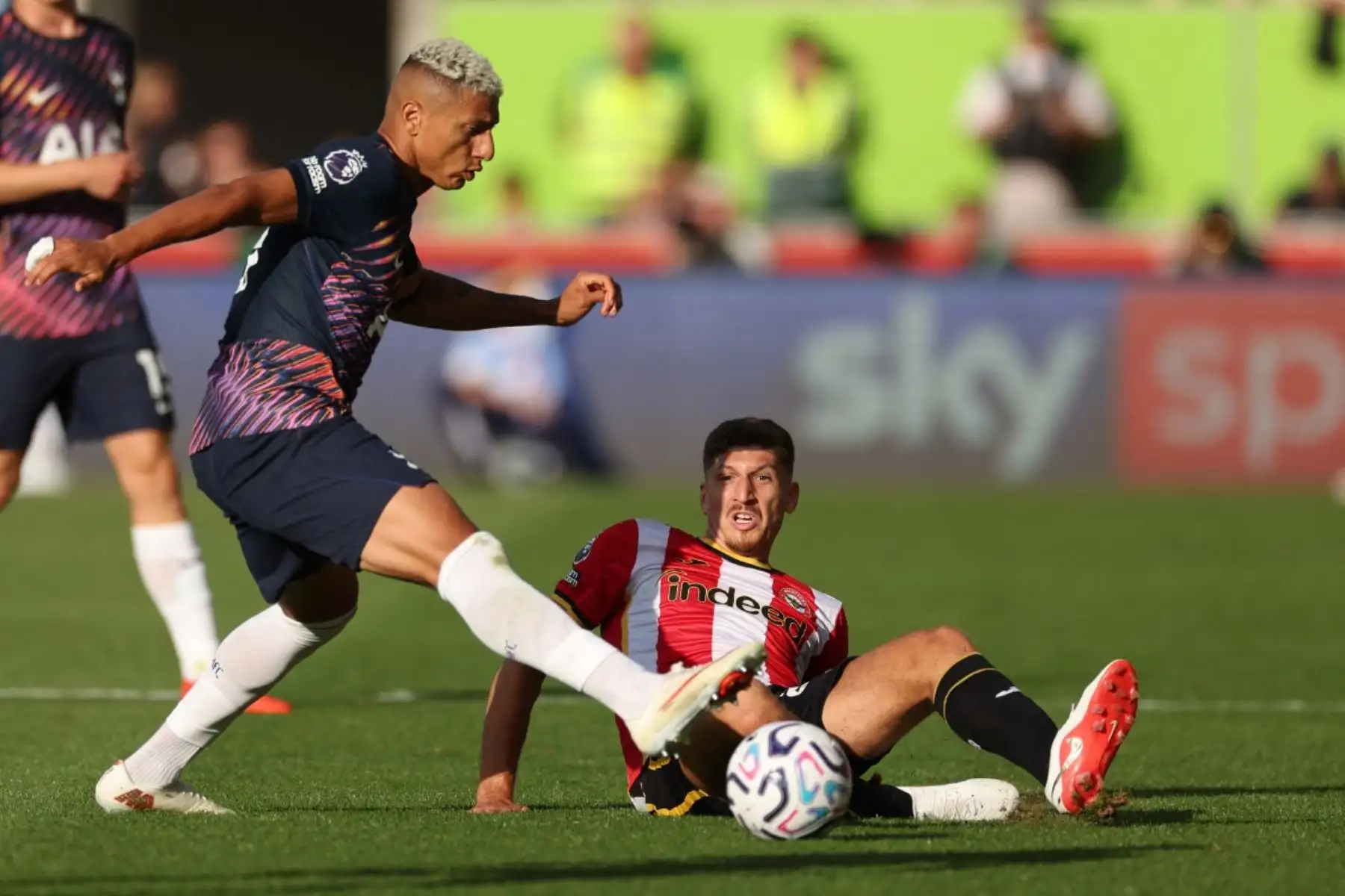 El centrocampista alemán del Brentford, Vitaly Janelt, número 27, lucha por la posesión con el delantero brasileño del Tottenham Hotspur, Richarlison, número 09, durante el partido de la Premier League inglesa entre el Brentford y el Tottenham Hotspur en el Gtech Community Stadium de Londres el 22 de agosto de 2026. (Foto de Adrian Dennis / AFP)