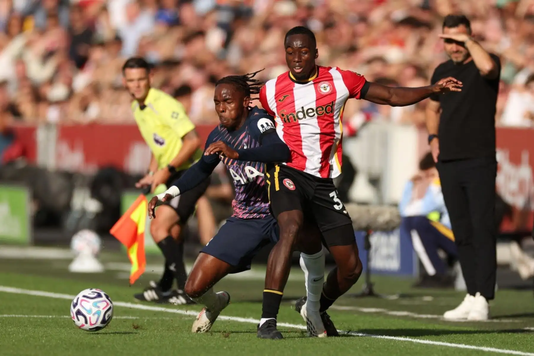 El defensa italiano del Brentford, Michael Kayode, número 33, lucha por el balón con el centrocampista francés del Tottenham Hotspur, Mathys Tel, número 11, durante el partido de la Premier League inglesa entre el Brentford y el Tottenham Hotspur en el Gtech Community Stadium de Londres el 22 de agosto de 2026. (Foto de Adrian Dennis / AFP)