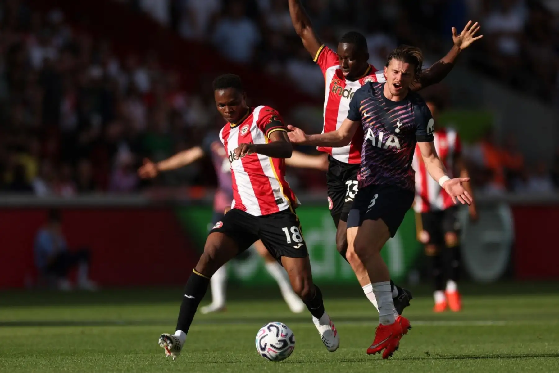 El centrocampista inglés del Tottenham Hotspur, #08 Conor Gallagher, reacciona tras ser derribado por el centrocampista maliense del Brentford, #18 Mamadou Sangare, durante el partido de la Premier League inglesa entre el Brentford y el Tottenham Hotspur en el Gtech Community Stadium de Londres el 22 de agosto de 2026. Foto: AFP