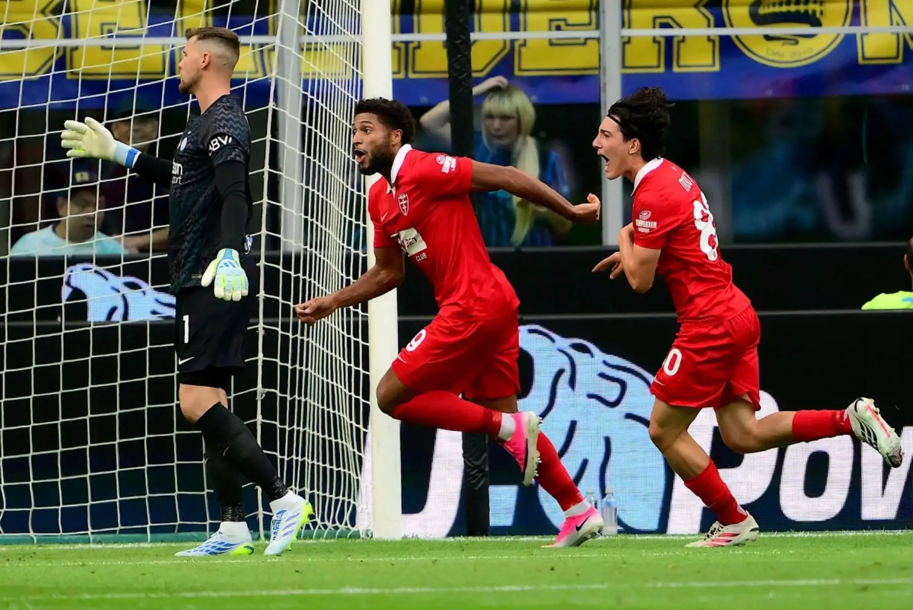 El delantero portugués del Monza, Gustavo Varela (C), número 9, celebra tras marcar el primer gol de su equipo durante el partido de la Serie A italiana entre el Inter de Milán y el AC Monza en el estadio San Siro de Milán, en el norte de Italia, el 22 de agosto de 2026. (Foto de Marco Bertorello / AFP)