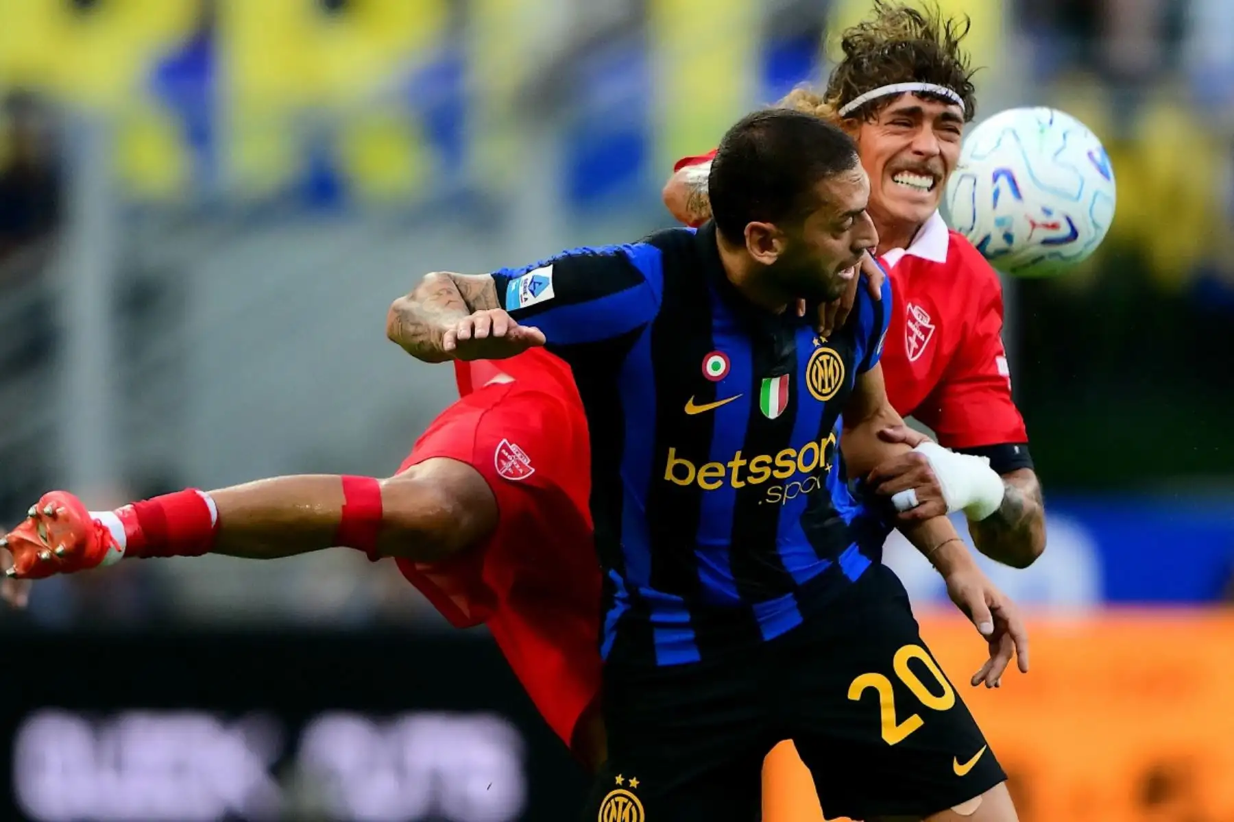 El centrocampista turco del Inter de Milán, Hakan Calhanoglu (izq.), disputa el balón con el defensa portugués del Monza, Ricardo Mangas, durante el partido de la Serie A italiana entre el Inter de Milán y el AC Monza en el estadio San Siro de Milán, al norte de Italia, el 22 de agosto de 2026. (Foto de Marco Bertorello / AFP)