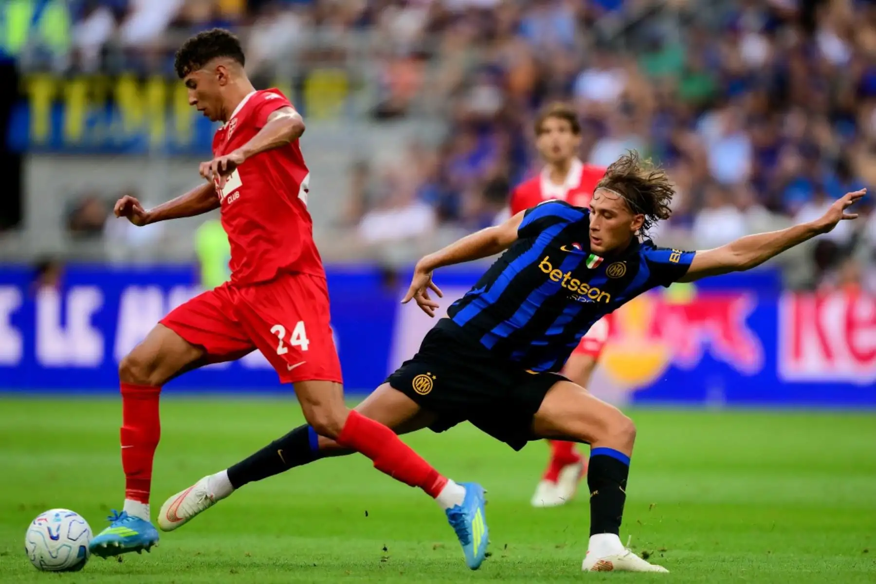 El defensa italiano del Monza, Adam Bakoune (izq.), número 24, disputa el balón con el delantero italiano del Inter de Milán, Francesco Pio Esposito (der.), número 94, durante el partido de la Serie A italiana entre el Inter de Milán y el AC Monza en el estadio San Siro de Milán, al norte de Italia, el 22 de agosto de 2026. (Foto de Marco Bertorello / AFP)