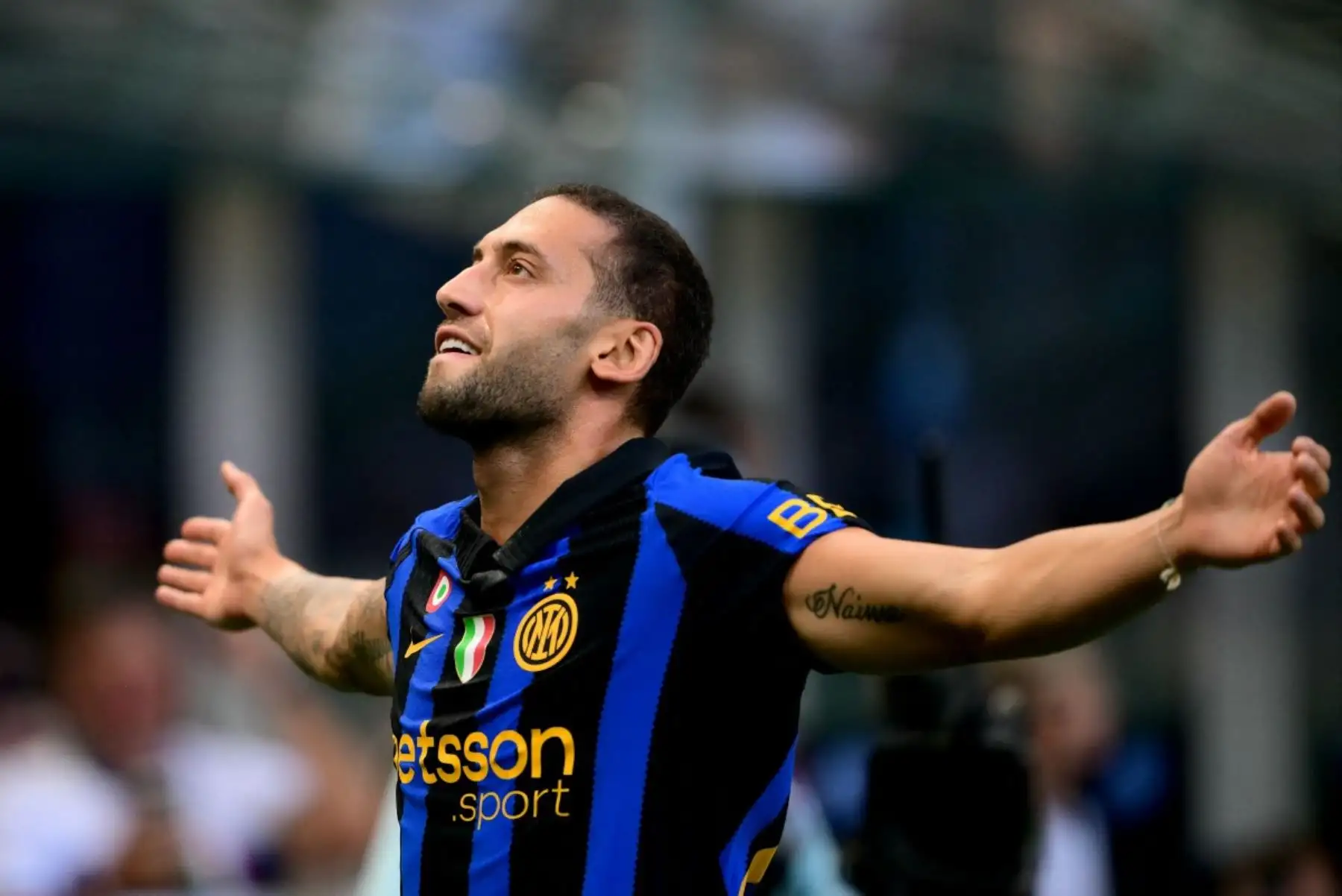 El centrocampista turco del Inter de Milán, Hakan Calhanoglu, número 20, celebra tras marcar el primer gol de su equipo durante el partido de la Serie A italiana entre el Inter de Milán y el AC Monza en el estadio San Siro de Milán, en el norte de Italia, el 22 de agosto de 2026. (Foto de Marco Bertorello / AFP)