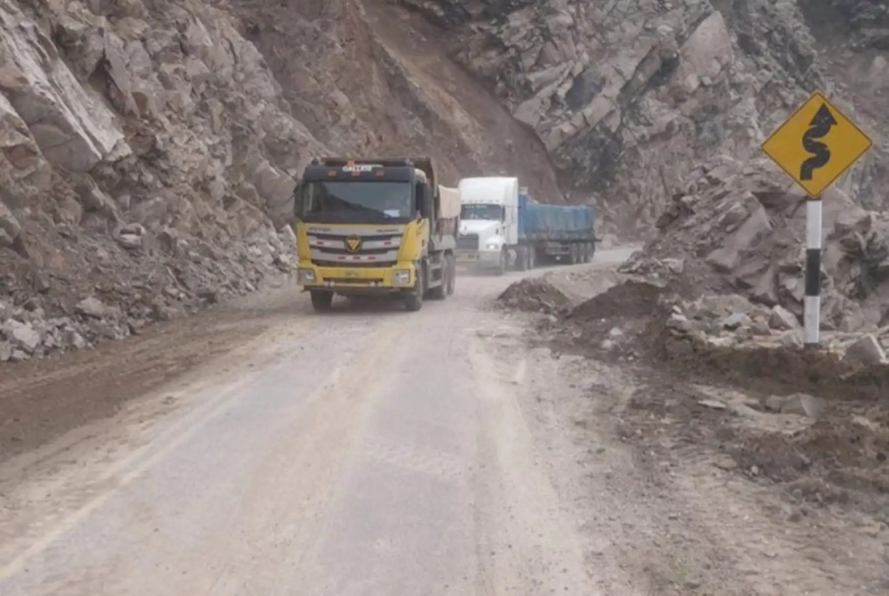 Arequipa: habilitan tránsito en vía Ocoña-Atico tras nuevo derrumbe esta madrugada