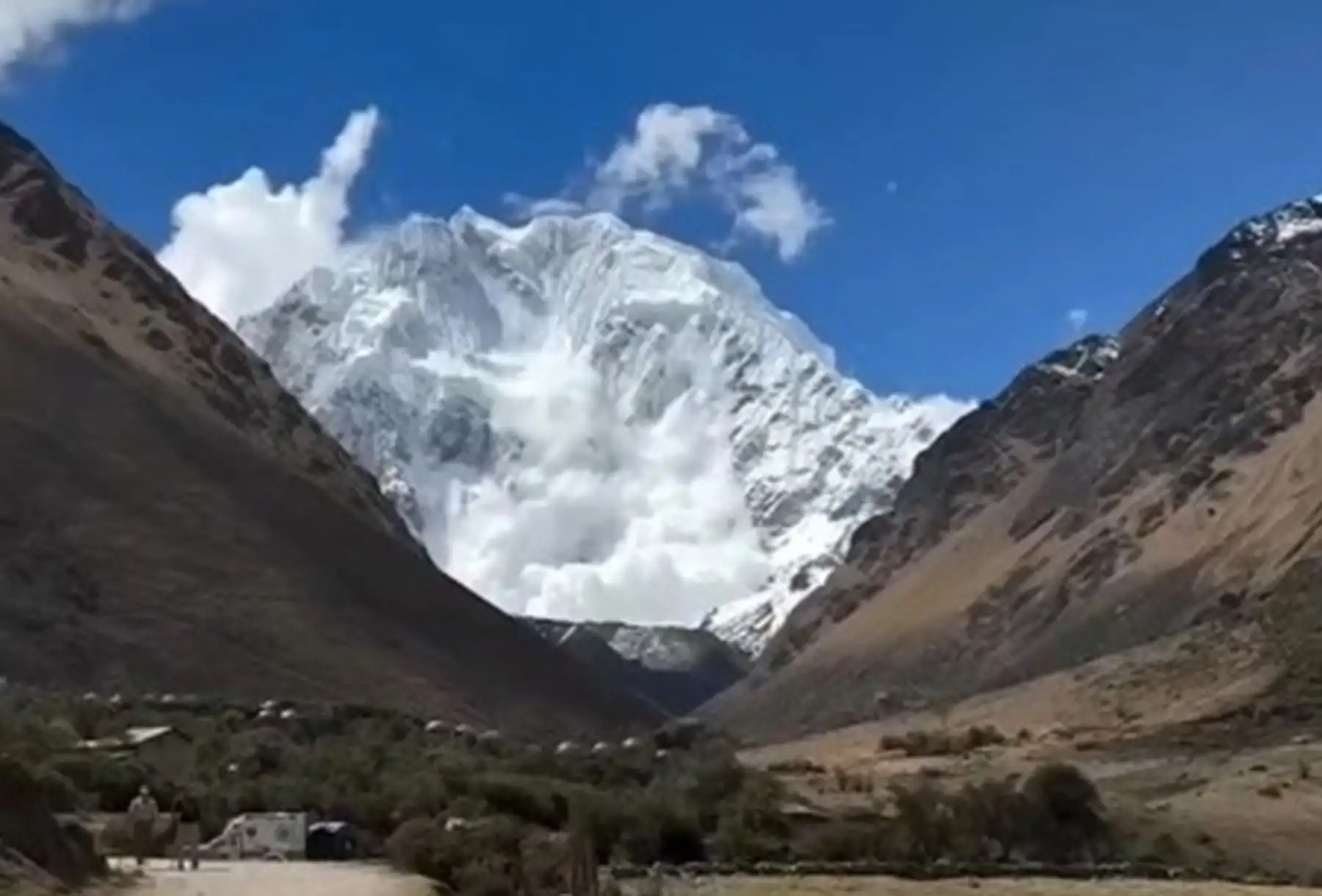 Evaluarían cierre temporal de ruta turística a Humantay tras caída de hielo del nevado