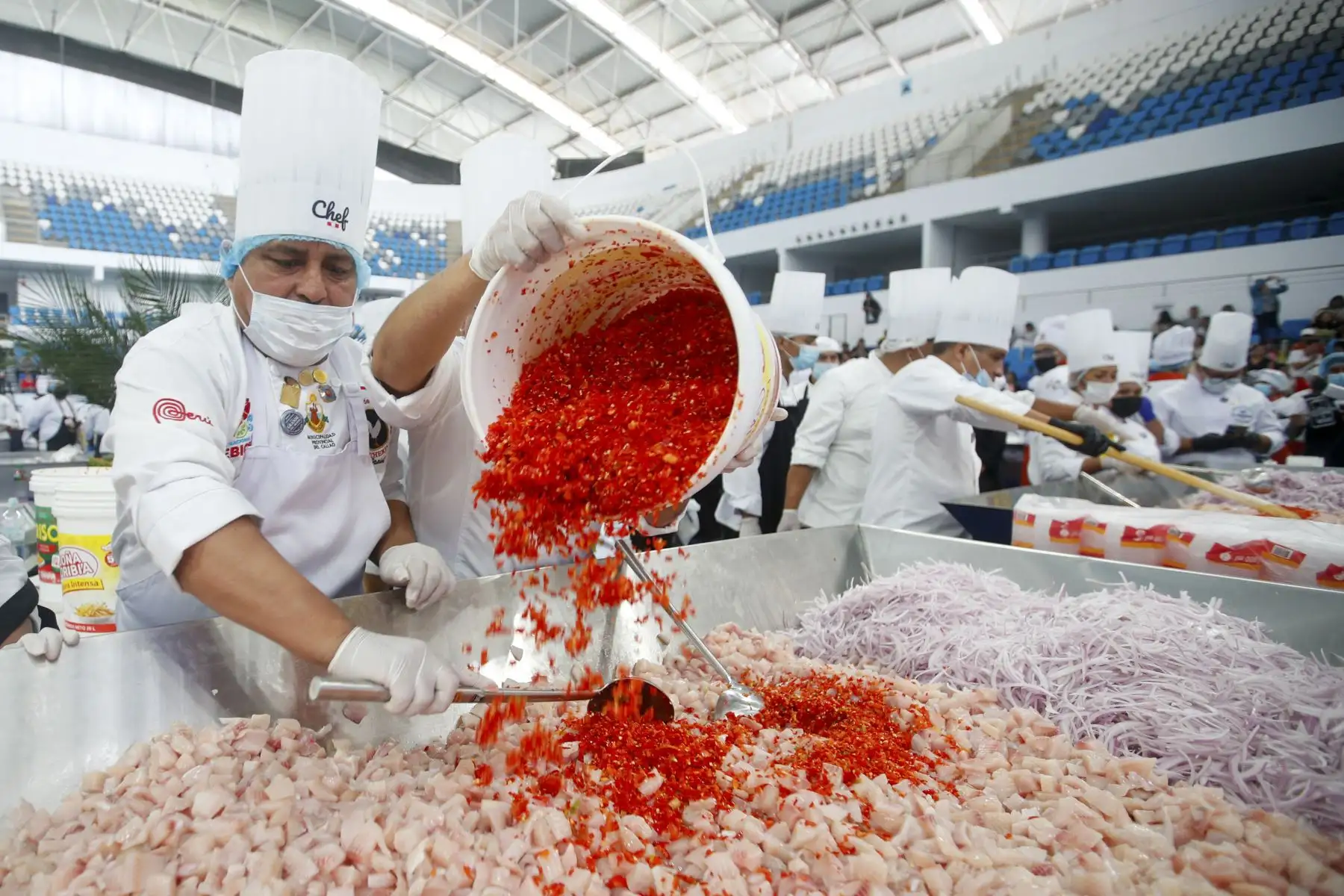 El Gobierno Regional del Callao, junto a ARMAP, realizó el gran reto gastronómico del Ceviche Chalaco Más Grande del Mundo, que puso al Callao en los ojos del mundo. En el evento se prepararon 9 toneladas de ceviche, con la participación de 300 chefs y el respaldo y certificación del International Club Les Toques Blanches. Foto: ANDINA/Ricardo Cuba