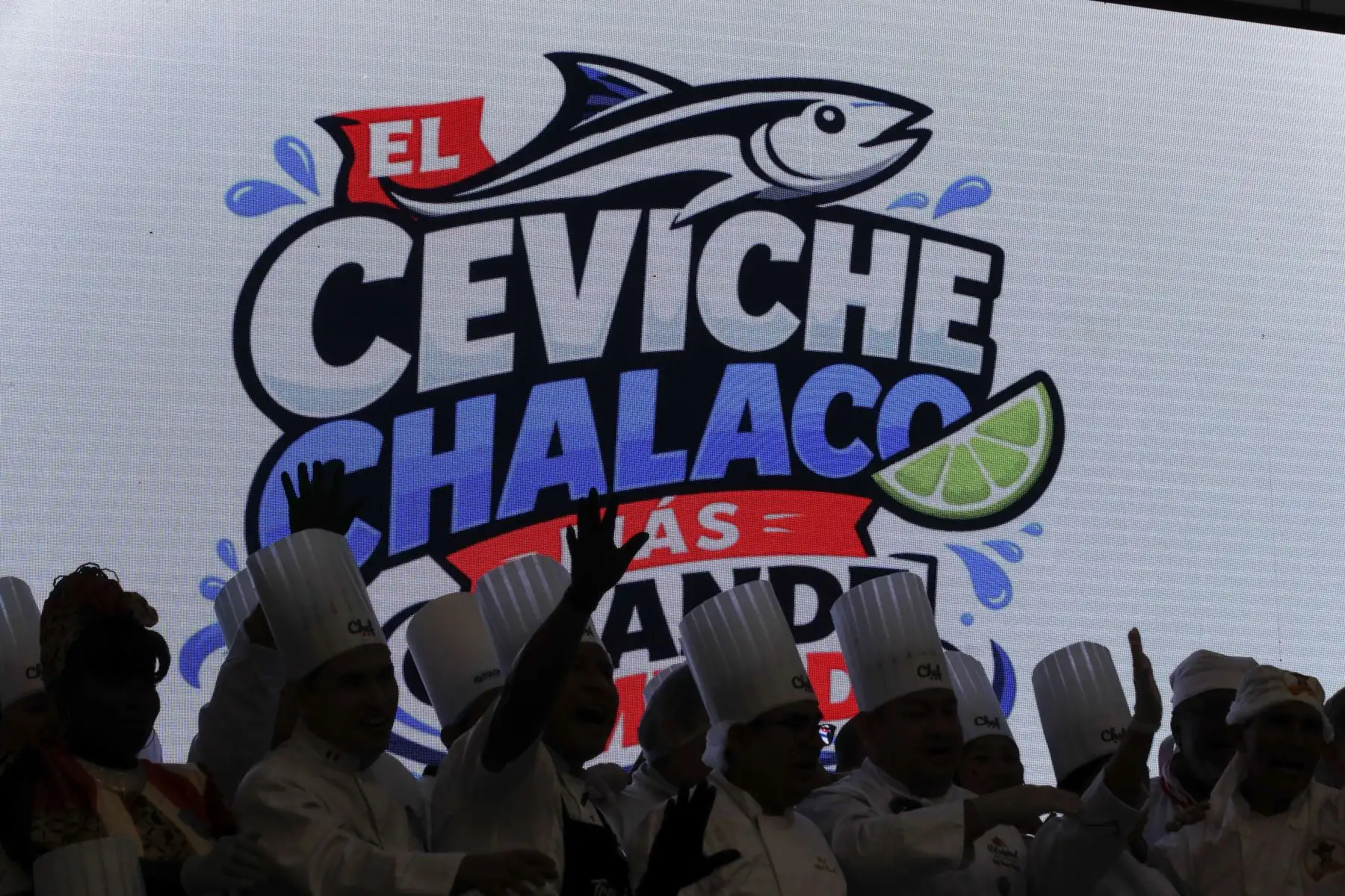 El Gobierno Regional del Callao, junto a ARMAP, realizó el gran reto gastronómico del Ceviche Chalaco Más Grande del Mundo, que puso al Callao en los ojos del mundo. En el evento se prepararon 9 toneladas de ceviche, con la participación de 300 chefs y el respaldo y certificación del International Club Les Toques Blanches. Foto: ANDINA/Ricardo Cuba