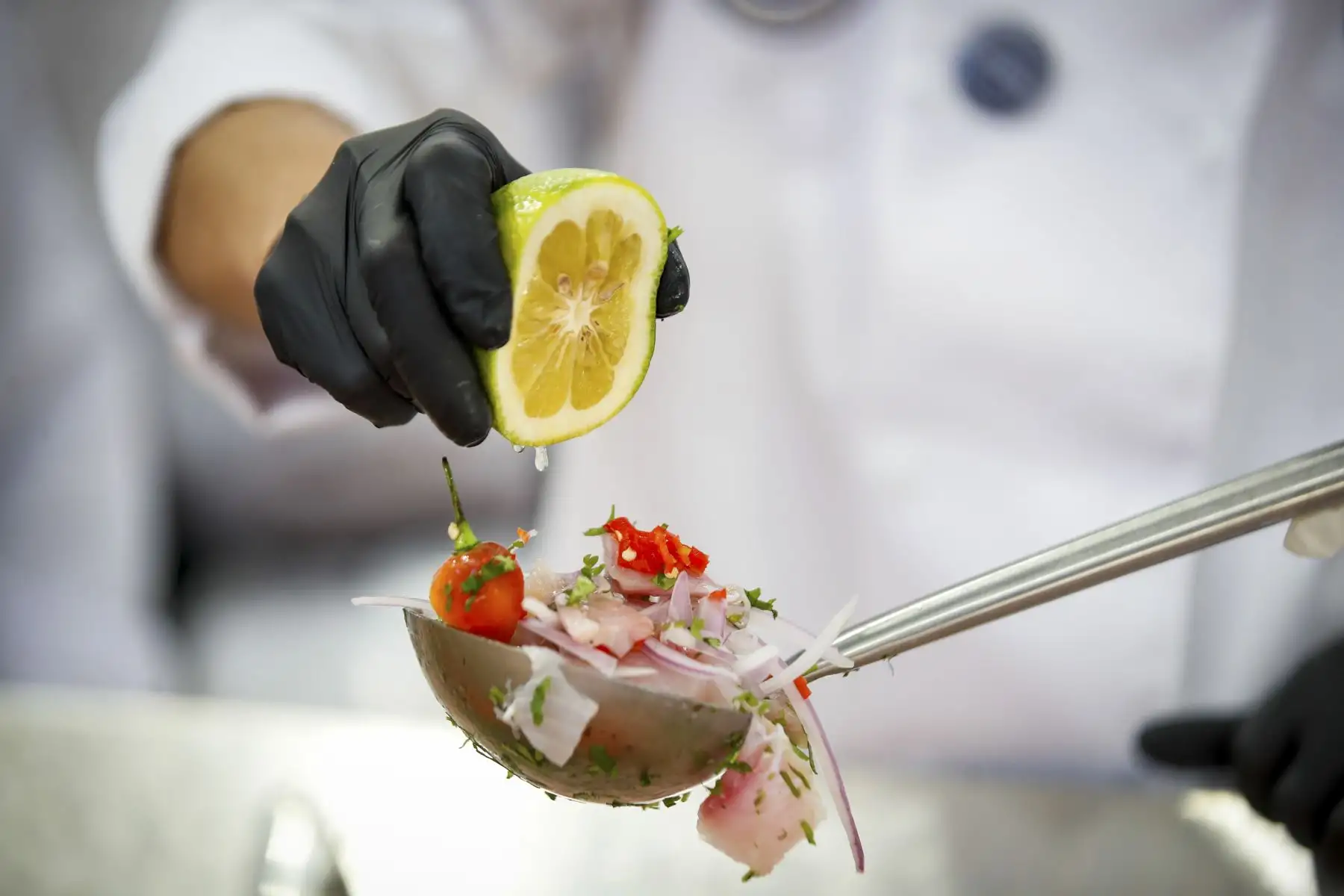 El Gobierno Regional del Callao, junto a ARMAP, realizó el gran reto gastronómico del Ceviche Chalaco Más Grande del Mundo, que puso al Callao en los ojos del mundo. En el evento se prepararon 9 toneladas de ceviche, con la participación de 300 chefs y el respaldo y certificación del International Club Les Toques Blanches. Foto: ANDINA/Ricardo Cuba