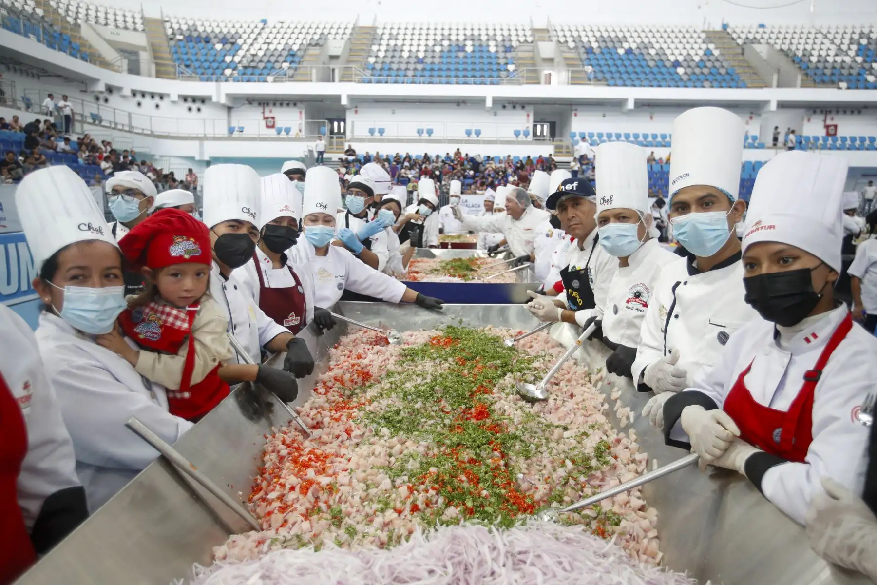 El Gobierno Regional del Callao, junto a ARMAP, realizó el gran reto gastronómico del Ceviche Chalaco Más Grande del Mundo, que puso al Callao en los ojos del mundo. En el evento se prepararon 9 toneladas de ceviche, con la participación de 300 chefs y el respaldo y certificación del International Club Les Toques Blanches. Foto: ANDINA/Ricardo Cuba