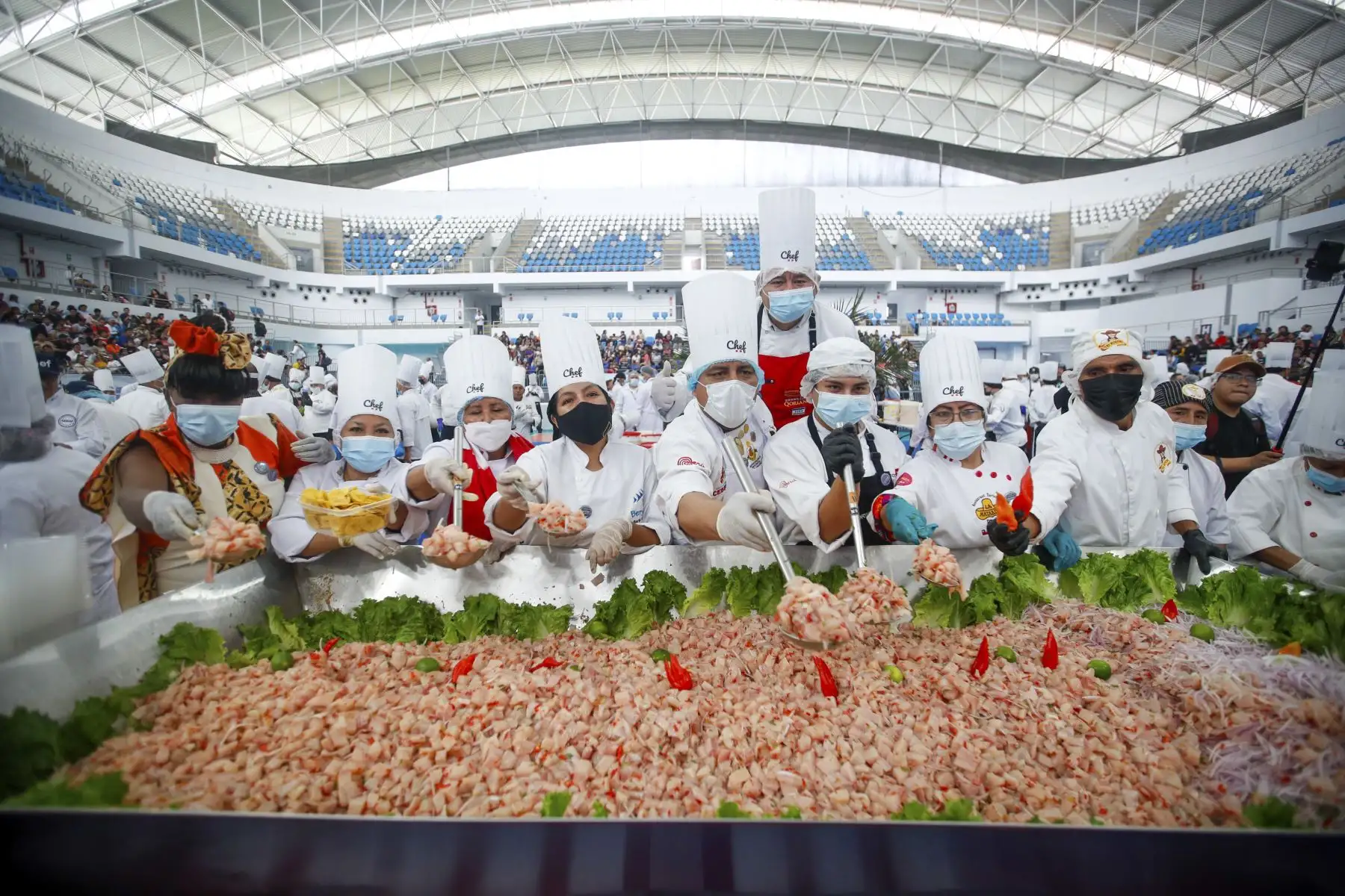 El Gobierno Regional del Callao, junto a ARMAP, realizó el gran reto gastronómico del Ceviche Chalaco Más Grande del Mundo, que puso al Callao en los ojos del mundo. En el evento se prepararon 9 toneladas de ceviche, con la participación de 300 chefs y el respaldo y certificación del International Club Les Toques Blanches. Foto: ANDINA/Ricardo Cuba