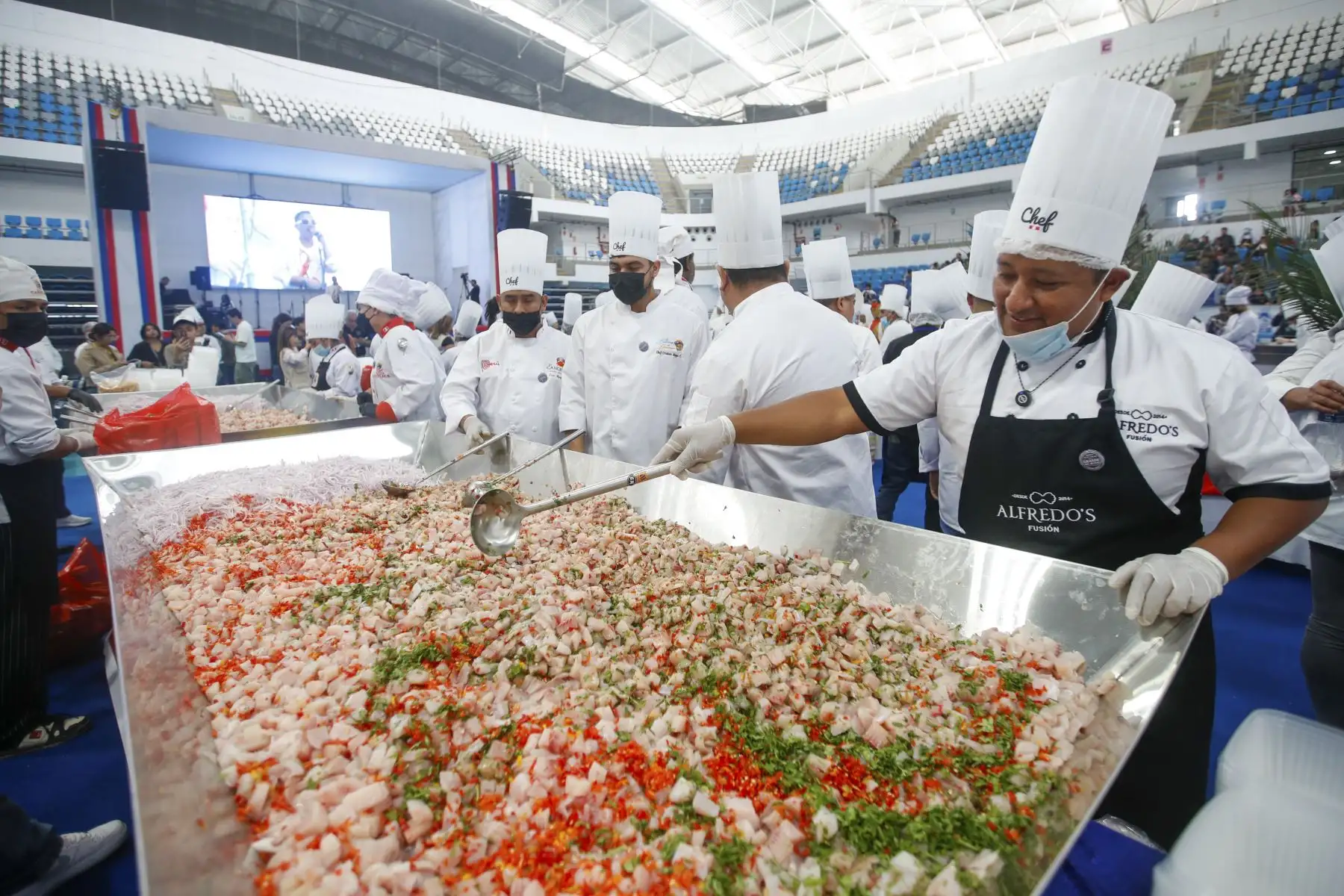 El Gobierno Regional del Callao, junto a ARMAP, realizó el gran reto gastronómico del Ceviche Chalaco Más Grande del Mundo, que puso al Callao en los ojos del mundo. En el evento se prepararon 9 toneladas de ceviche, con la participación de 300 chefs y el respaldo y certificación del International Club Les Toques Blanches. Foto: ANDINA/Ricardo Cuba