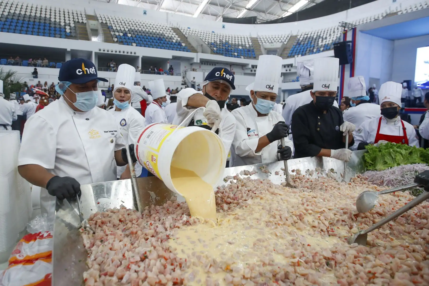 El Gobierno Regional del Callao, junto a ARMAP, realizó el gran reto gastronómico del Ceviche Chalaco Más Grande del Mundo, que puso al Callao en los ojos del mundo. En el evento se prepararon 9 toneladas de ceviche, con la participación de 300 chefs y el respaldo y certificación del International Club Les Toques Blanches. Foto: ANDINA/Ricardo Cuba