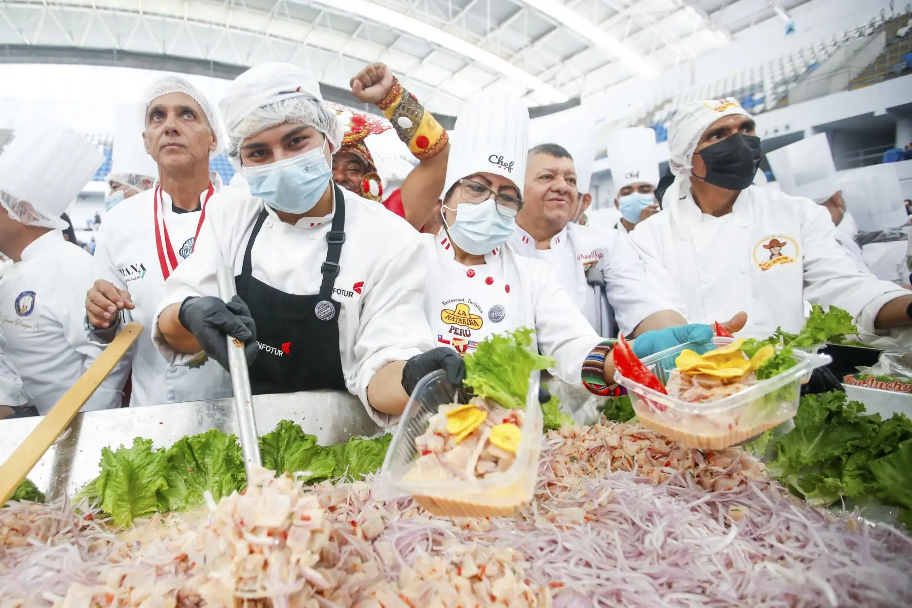 El Gobierno Regional del Callao, junto a ARMAP, realizó el gran reto gastronómico del Ceviche Chalaco Más Grande del Mundo, que puso al Callao en los ojos del mundo. En el evento se prepararon 9 toneladas de ceviche, con la participación de 300 chefs y el respaldo y certificación del International Club Les Toques Blanches. Foto: ANDINA/Ricardo Cuba
