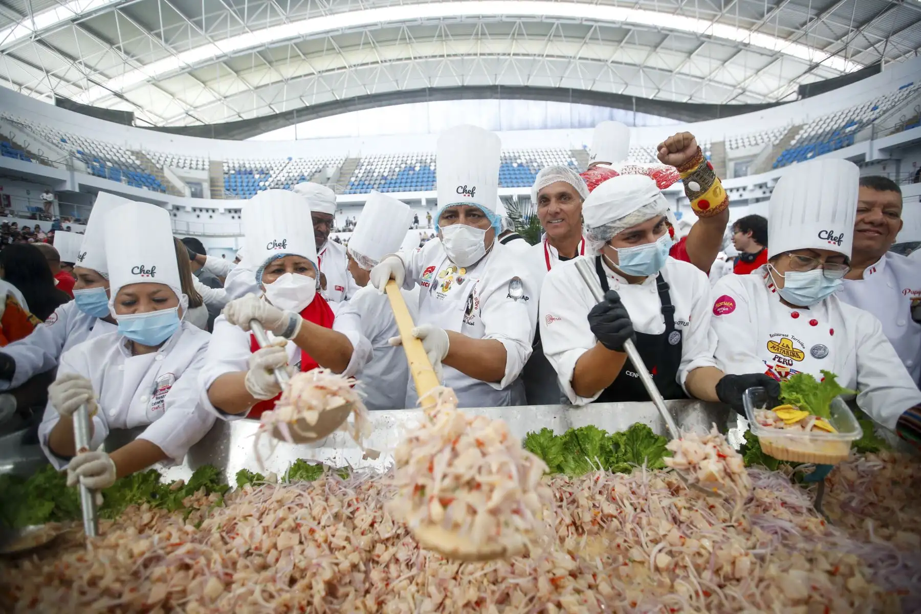 El Gobierno Regional del Callao, junto a ARMAP, realizó el gran reto gastronómico del Ceviche Chalaco Más Grande del Mundo, que puso al Callao en los ojos del mundo. En el evento se prepararon 9 toneladas de ceviche, con la participación de 300 chefs y el respaldo y certificación del International Club Les Toques Blanches. Foto: ANDINA/Ricardo Cuba