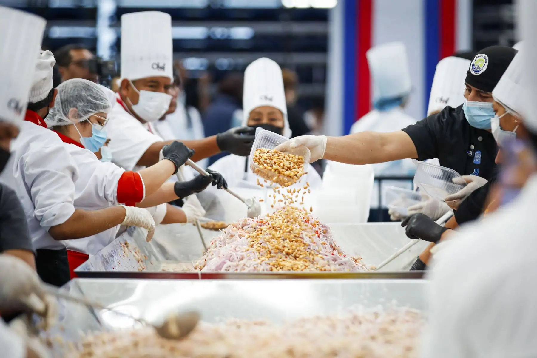 El Gobierno Regional del Callao, junto a ARMAP, realizó el gran reto gastronómico del Ceviche Chalaco Más Grande del Mundo, que puso al Callao en los ojos del mundo. En el evento se prepararon 9 toneladas de ceviche, con la participación de 300 chefs y el respaldo y certificación del International Club Les Toques Blanches. Foto: ANDINA/Ricardo Cuba