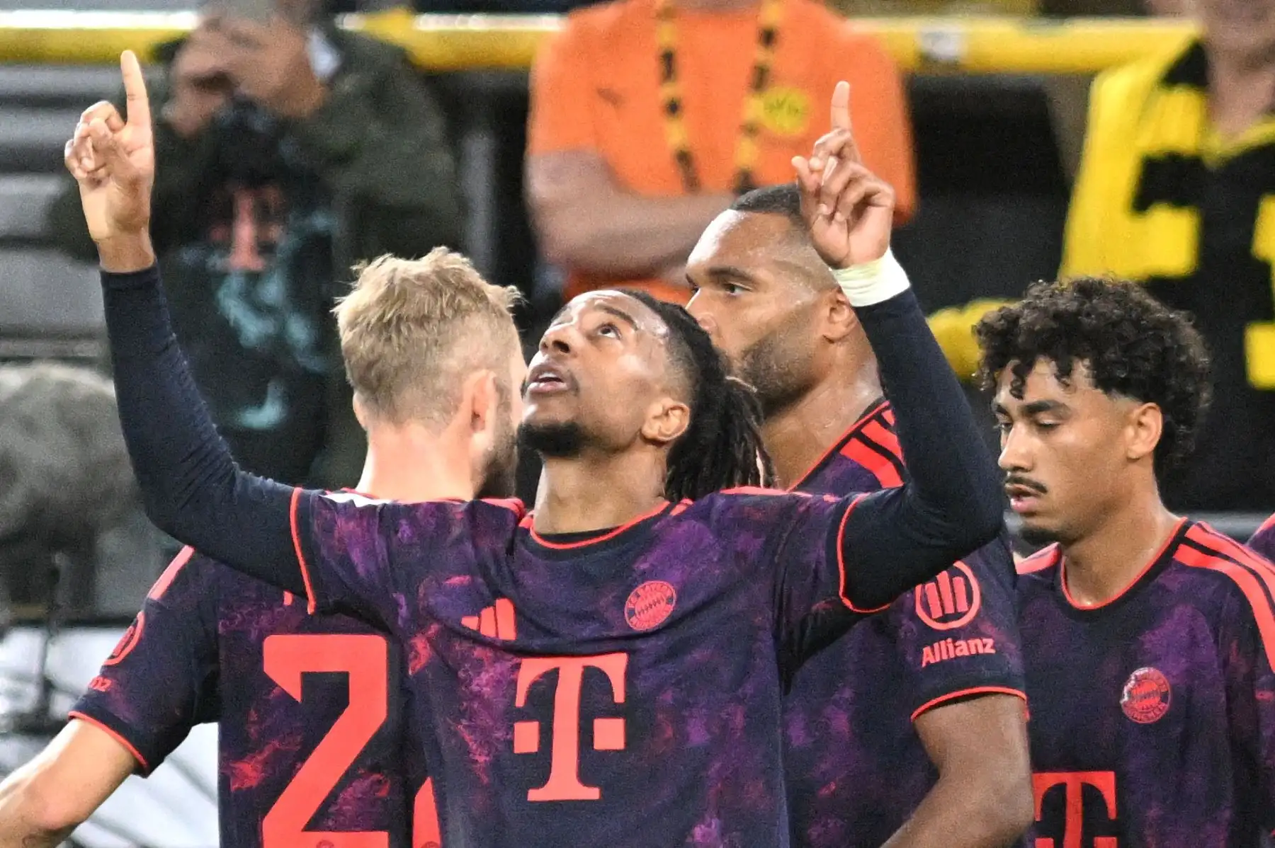 Michael Olise del Bayern de Múnich celebra su gol frente al Borussia Dortmund por la Super Copa de Alemania el sábado 22 de agosto de 2026, dejando el marcador en 2-0. Foto: DPA Picture-Alliance / AFP