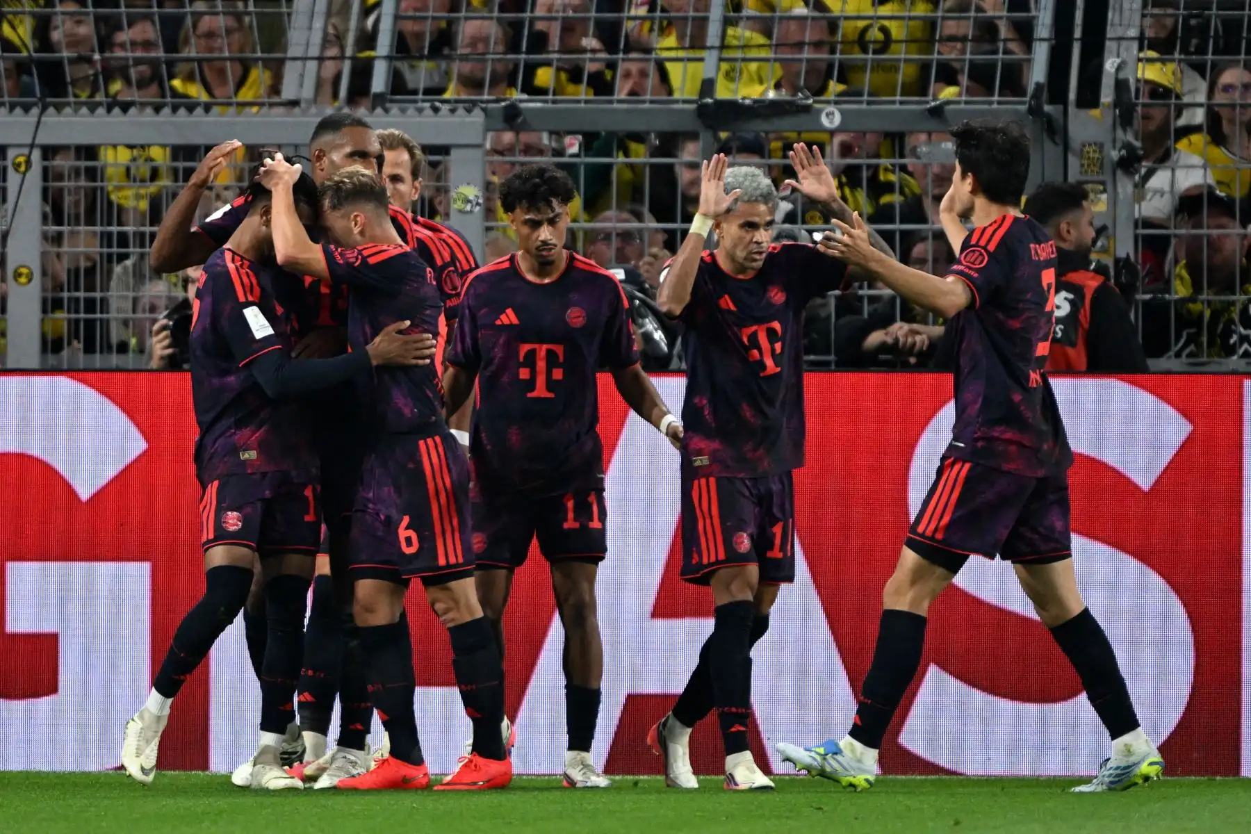 Michael Olise del Bayern de Múnich celebra su gol frente al Borussia Dortmund por la Super Copa de Alemania el sábado 22 de agosto de 2026, dejando el marcador en 2-0. Foto: DPA Picture-Alliance / AFP