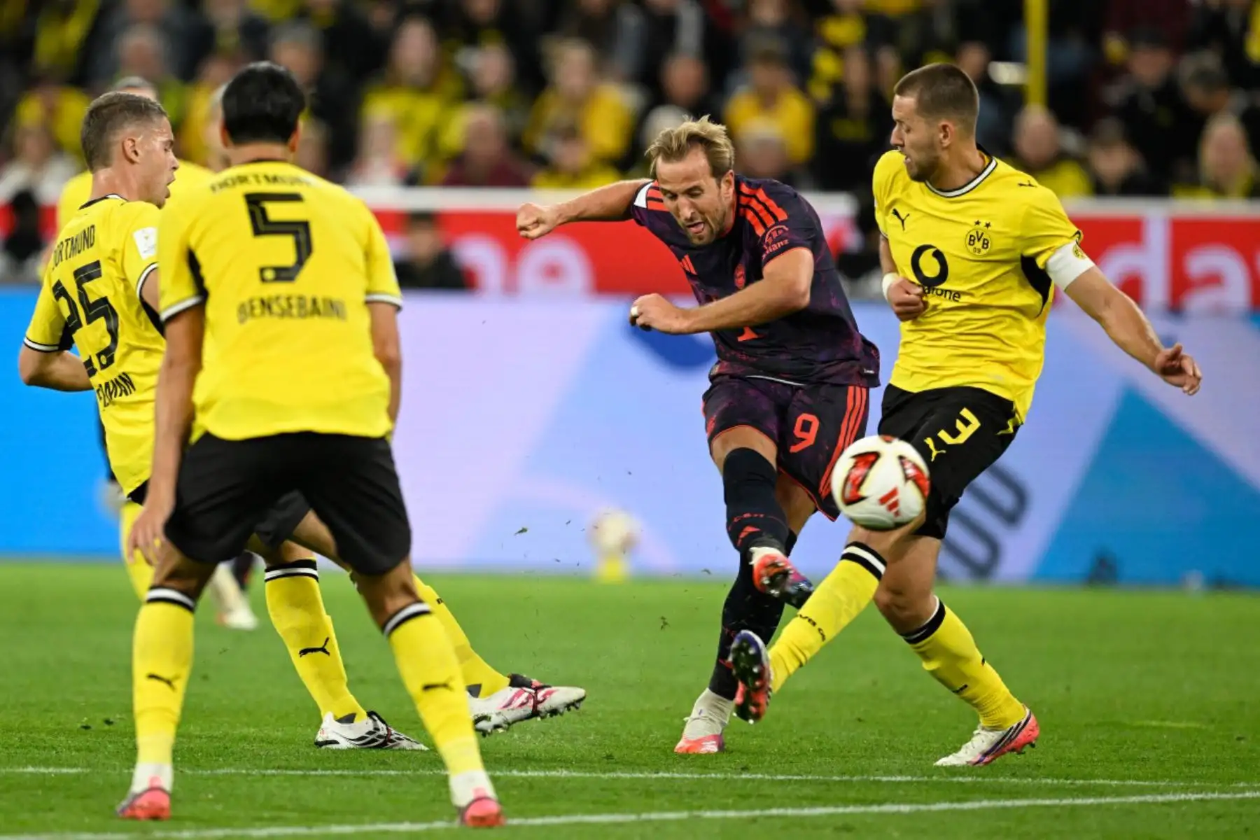 El delantero inglés del Bayern de Múnich, Harry Kane, y el defensa alemán del Dortmund, Waldemar Anton, se enfrentan por el balón durante el partido de fútbol de la Supercopa Franz Beckenbauer entre el Borussia Dortmund y el FC Bayern de Múnich, disputado el 22 de agosto de 2026 en Alemania. Foto: AFP