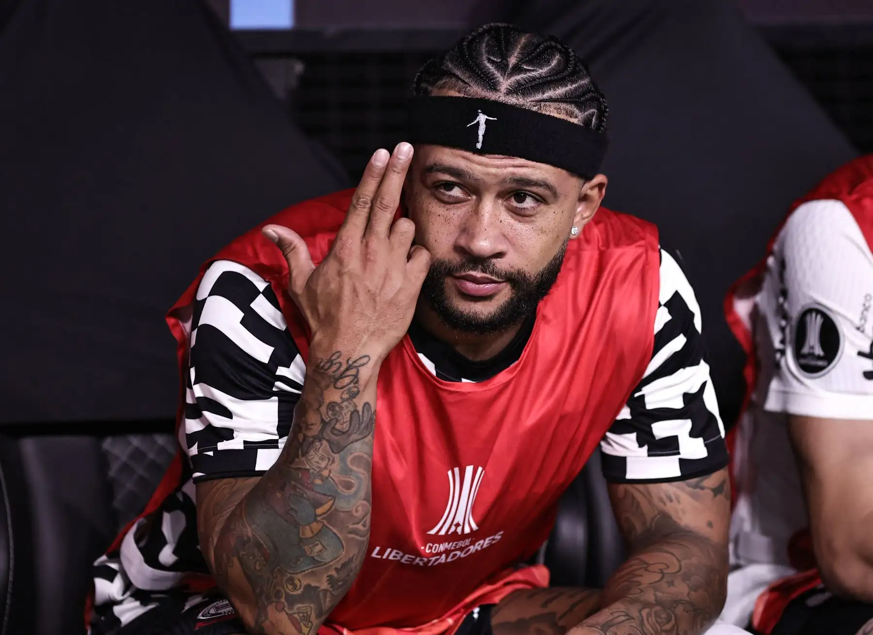 Corinthians reprende a Memphis Depay por lanzar videoclip con el club en llamas