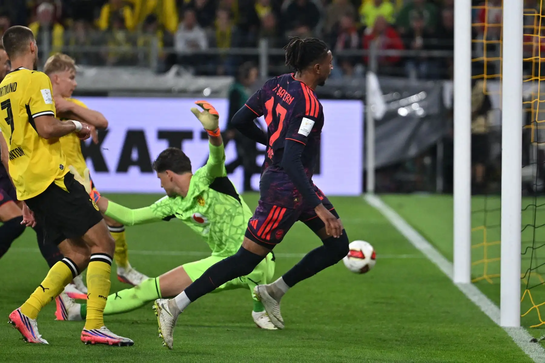 Michael Olise del Bayern de Múnich marca el segundo gol para su equipo frente al Borussia Dortmund por la Super Copa de Alemania el sábado 22 de agosto de 2026. Foto: DPA Picture-Alliance / AFP