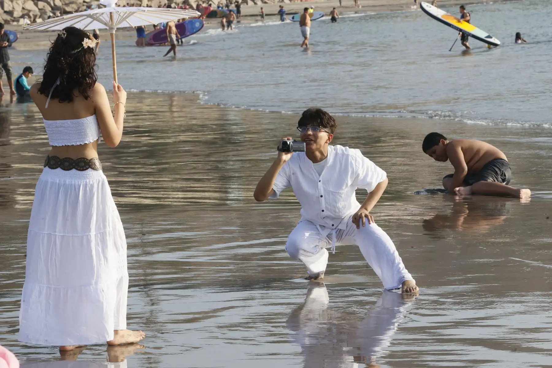 Con temperaturas máximas de 24°C en la ciudad de Lima, y pese al aumento de vientos fríos y precipitaciones en los últimos días, los peruanos continuan disfrutando del sol, la arena y el mar en los balnearios de la capital, tal como ocurrió hoy sábado 22 de agosto de 2026 en la playa Agua Dulce de Chorrillos, con una masiva concurrencia. Foto: ANDINA/Vidal Tarqui