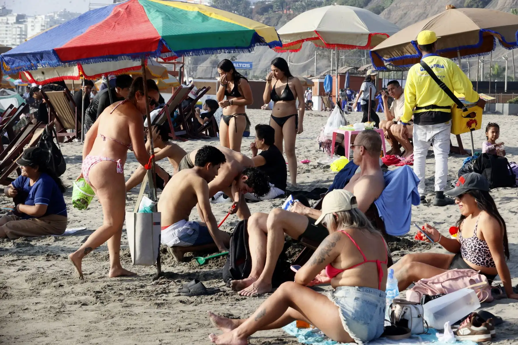 Con temperaturas máximas de 24°C en la ciudad de Lima, y pese al aumento de vientos fríos y precipitaciones en los últimos días, los peruanos continuan disfrutando del sol, la arena y el mar en los balnearios de la capital, tal como ocurrió hoy sábado 22 de agosto de 2026 en la playa Agua Dulce de Chorrillos, con una masiva concurrencia. Foto: ANDINA/Vidal Tarqui