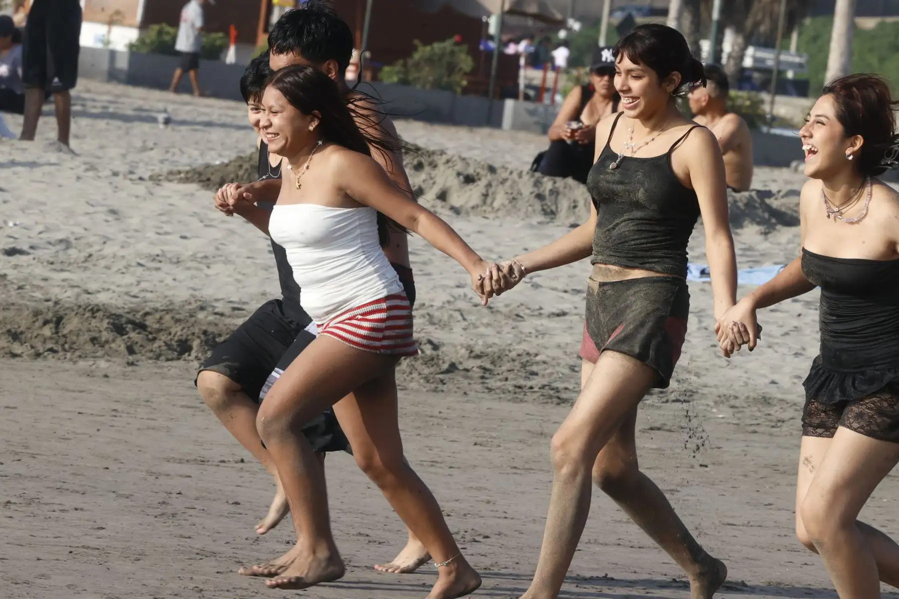 Con temperaturas máximas de 24°C en la ciudad de Lima, y pese al aumento de vientos fríos y precipitaciones en los últimos días, los peruanos continuan disfrutando del sol, la arena y el mar en los balnearios de la capital, tal como ocurrió hoy sábado 22 de agosto de 2026 en la playa Agua Dulce de Chorrillos, con una masiva concurrencia. Foto: ANDINA/Vidal Tarqui