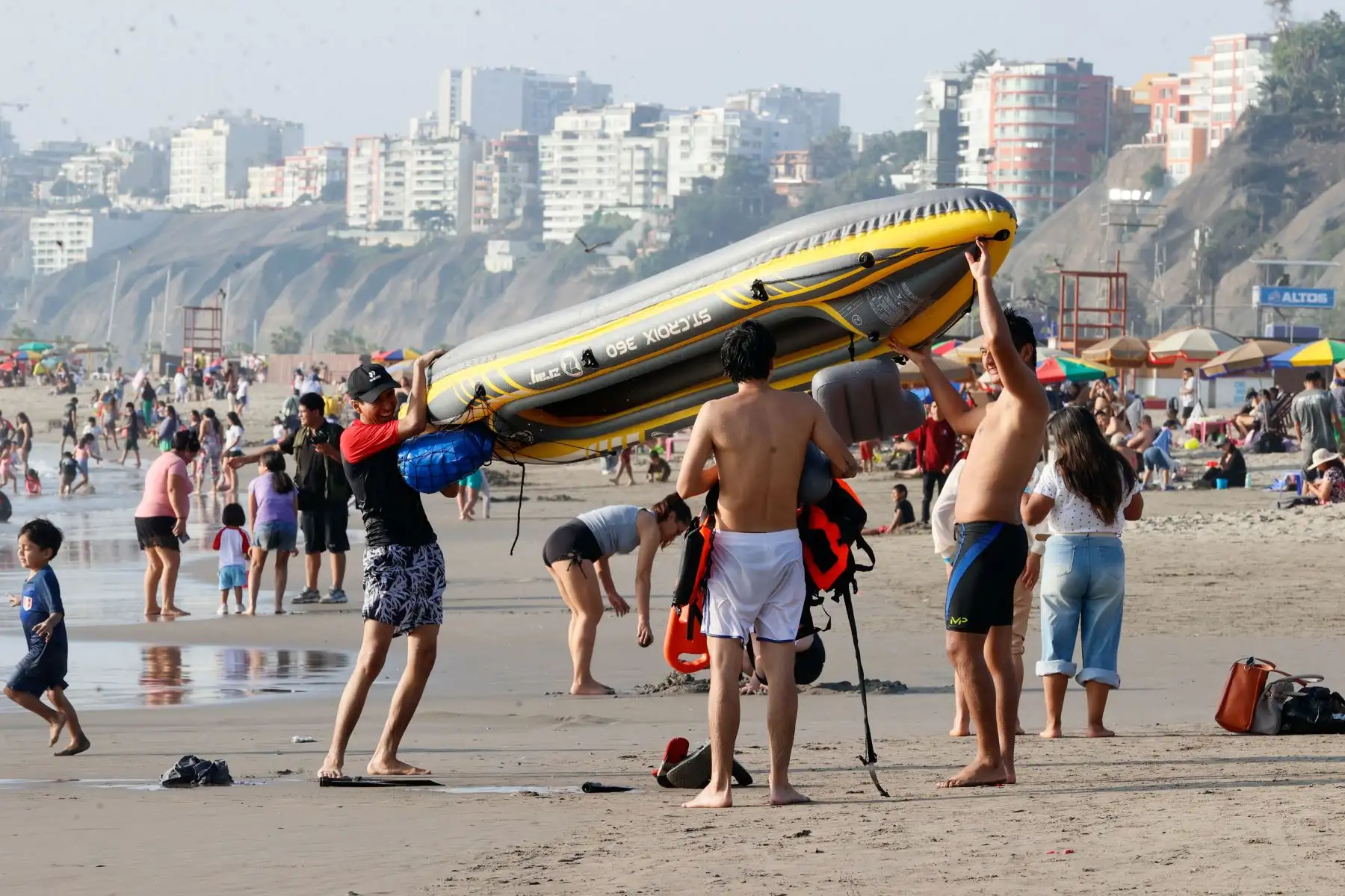 Con temperaturas máximas de 24°C en la ciudad de Lima, y pese al aumento de vientos fríos y precipitaciones en los últimos días, los peruanos continuan disfrutando del sol, la arena y el mar en los balnearios de la capital, tal como ocurrió hoy sábado 22 de agosto de 2026 en la playa Agua Dulce de Chorrillos, con una masiva concurrencia. Foto: ANDINA/Vidal Tarqui