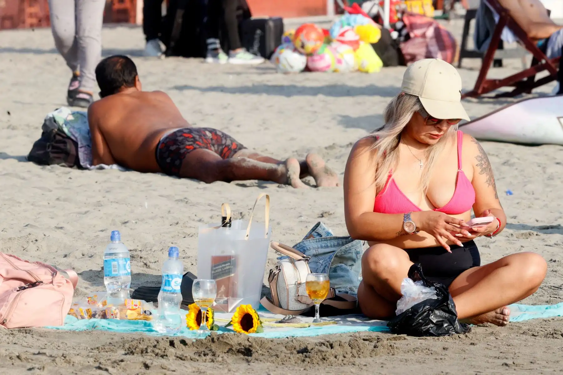 Con temperaturas máximas de 24°C en la ciudad de Lima, y pese al aumento de vientos fríos y precipitaciones en los últimos días, los peruanos continuan disfrutando del sol, la arena y el mar en los balnearios de la capital, tal como ocurrió hoy sábado 22 de agosto de 2026 en la playa Agua Dulce de Chorrillos, con una masiva concurrencia. Foto: ANDINA/Vidal Tarqui