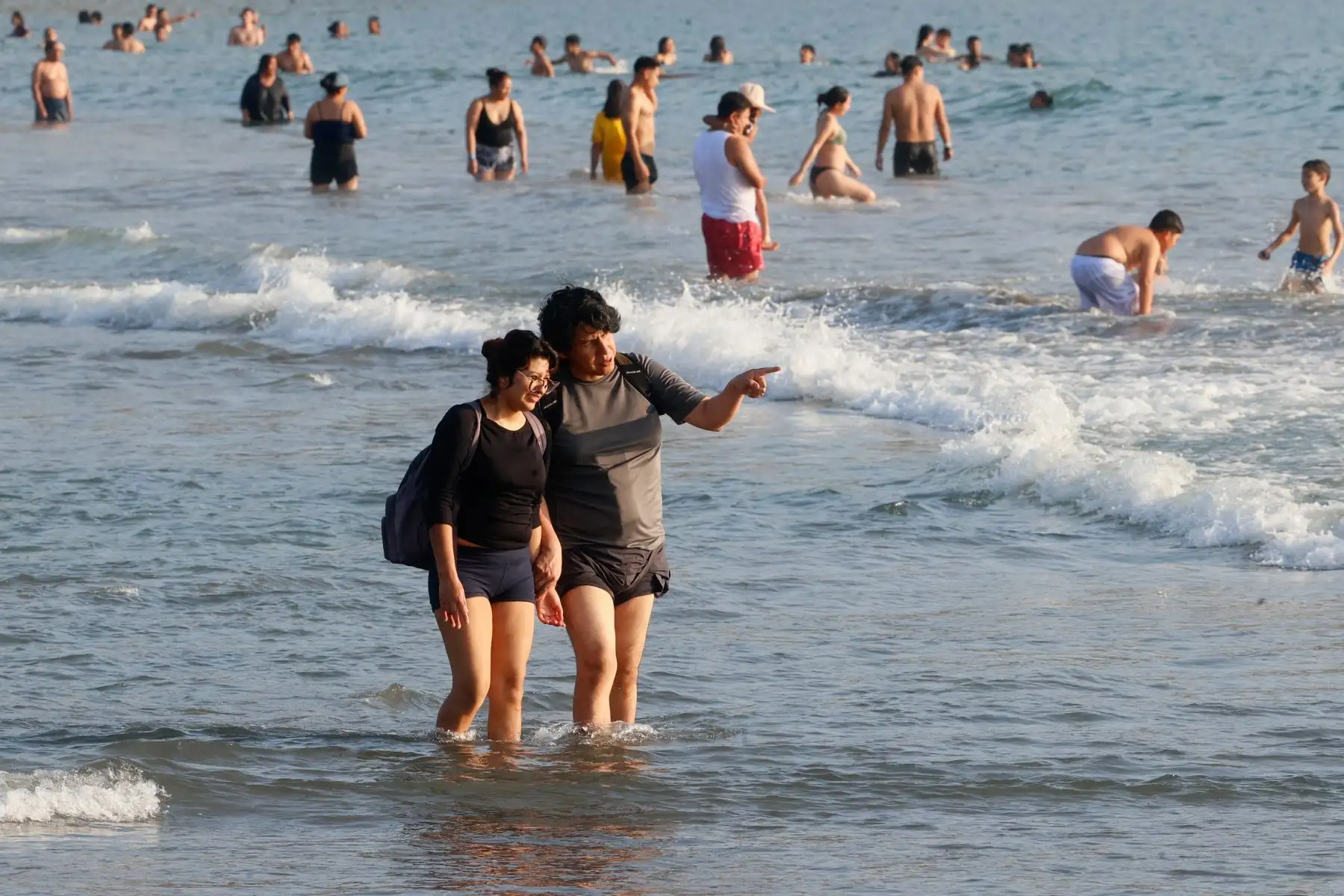 Con temperaturas máximas de 24°C en la ciudad de Lima, y pese al aumento de vientos fríos y precipitaciones en los últimos días, los peruanos continuan disfrutando del sol, la arena y el mar en los balnearios de la capital, tal como ocurrió hoy sábado 22 de agosto de 2026 en la playa Agua Dulce de Chorrillos, con una masiva concurrencia. Foto: ANDINA/Vidal Tarqui