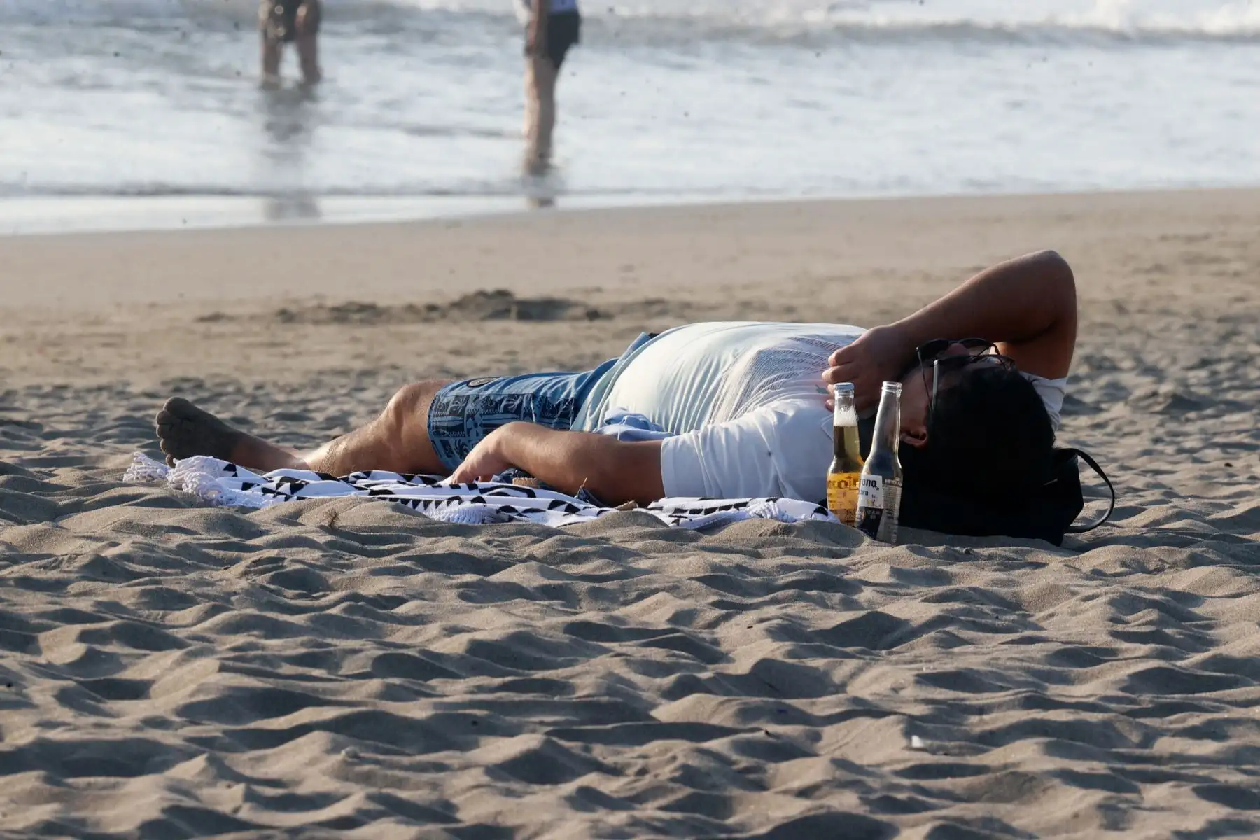 Con temperaturas máximas de 24°C en la ciudad de Lima, y pese al aumento de vientos fríos y precipitaciones en los últimos días, los peruanos continuan disfrutando del sol, la arena y el mar en los balnearios de la capital, tal como ocurrió hoy sábado 22 de agosto de 2026 en la playa Agua Dulce de Chorrillos, con una masiva concurrencia. Foto: ANDINA/Vidal Tarqui