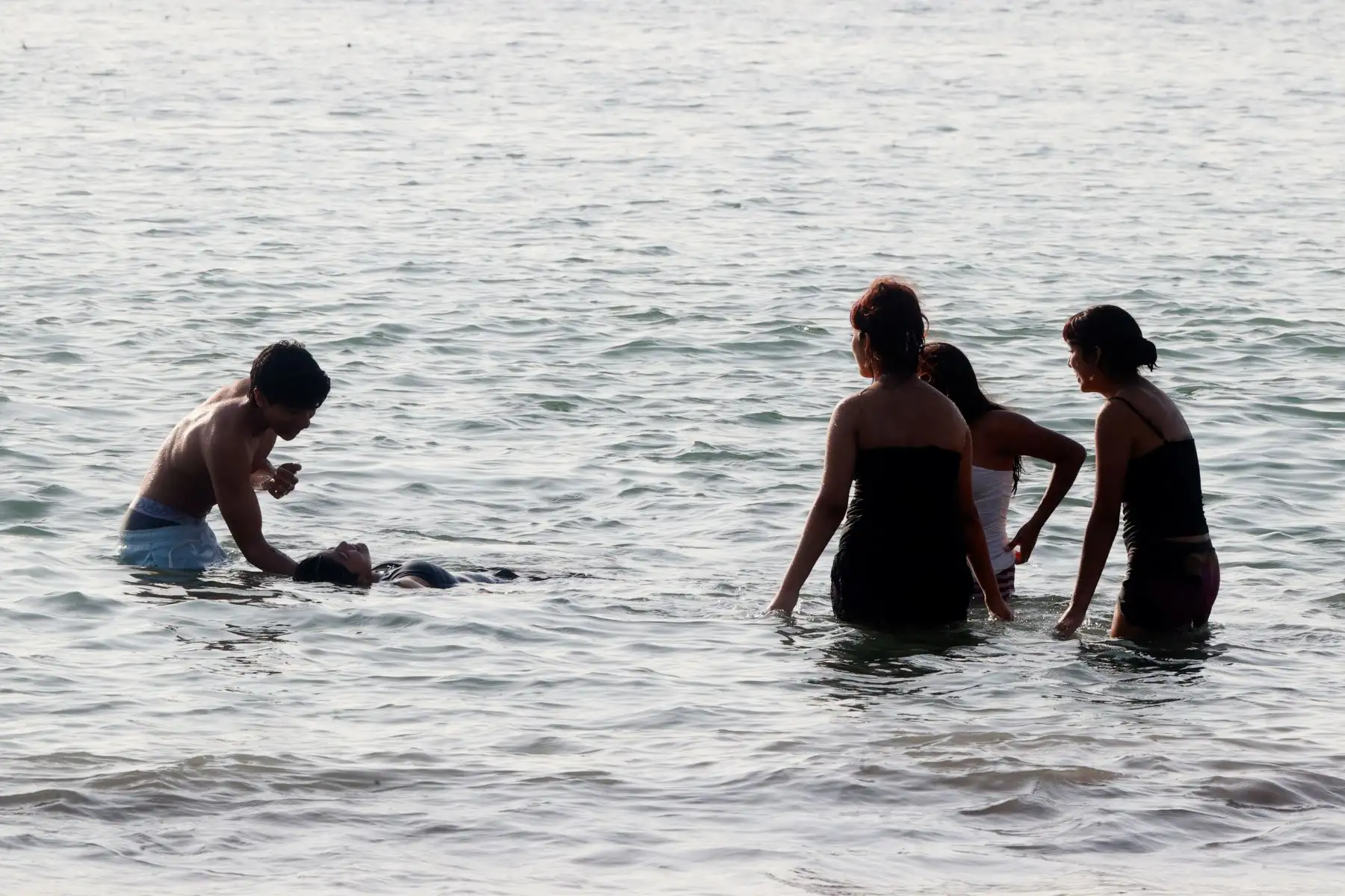 Con temperaturas máximas de 24°C en la ciudad de Lima, y pese al aumento de vientos fríos y precipitaciones en los últimos días, los peruanos continuan disfrutando del sol, la arena y el mar en los balnearios de la capital, tal como ocurrió hoy sábado 22 de agosto de 2026 en la playa Agua Dulce de Chorrillos, con una masiva concurrencia. Foto: ANDINA/Vidal Tarqui