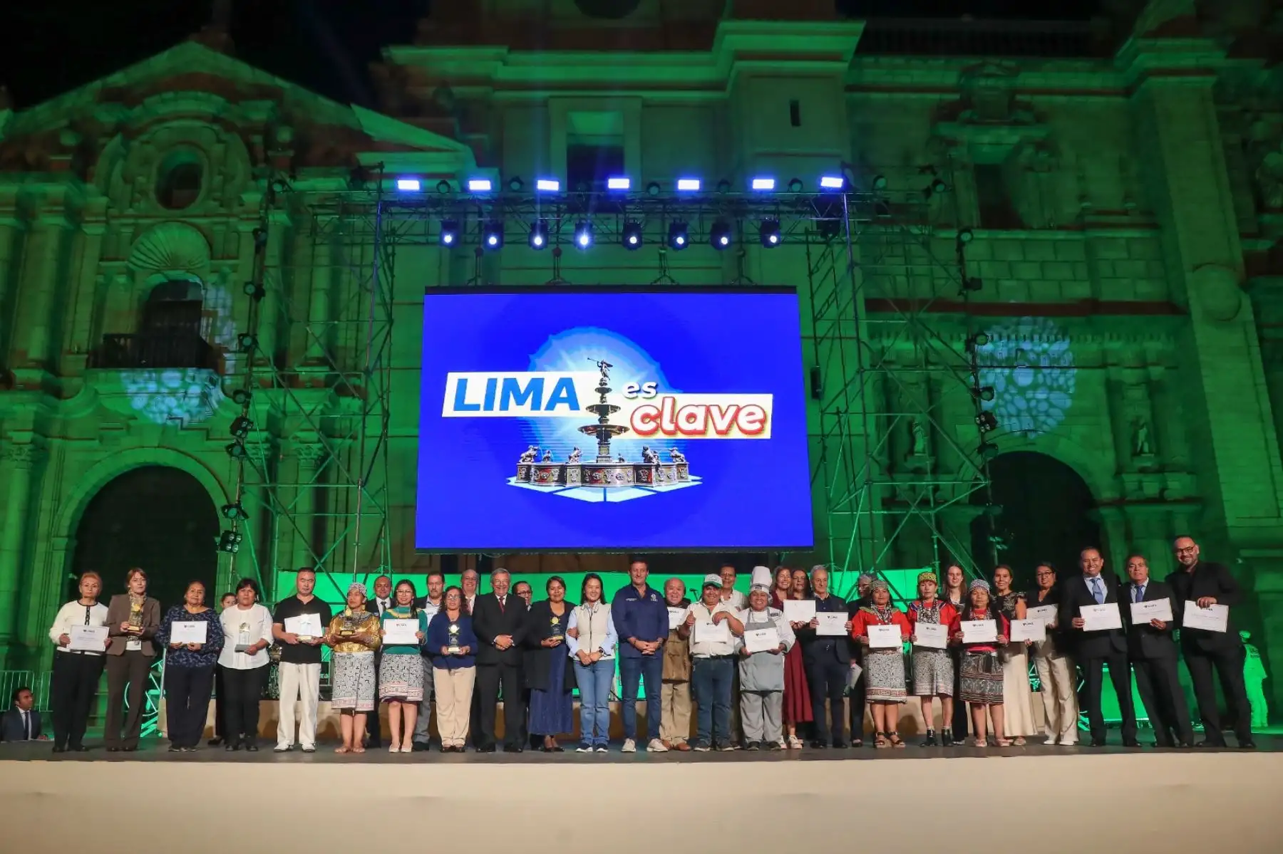 La presidenta de la República, Keiko Fujimori, participó en el acto de reconocimiento a negocios y emprendedores pioneros del Centro Histórico de Lima por su trayectoria, generación de empleo y contribución a preservar la identidad de la ciudad. Foto: ANDINA/Presidencia