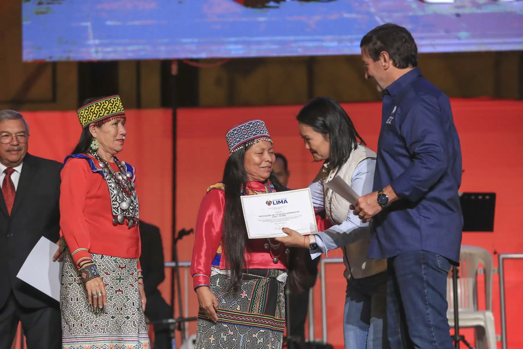 La presidenta de la República, Keiko Fujimori, participó en el acto de reconocimiento a negocios y emprendedores pioneros del Centro Histórico de Lima por su trayectoria, generación de empleo y contribución a preservar la identidad de la ciudad. Foto: ANDINA/Presidencia